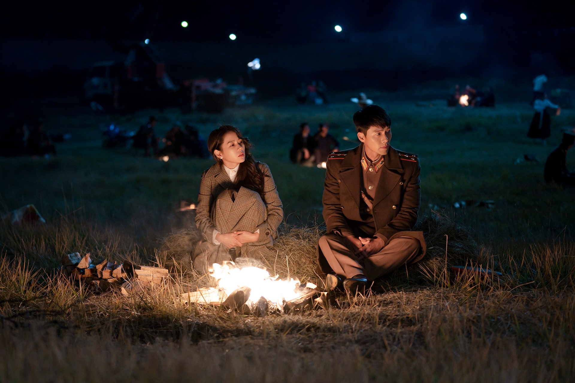 玄彬（右）與孫藝真（左）在《愛的迫降》跨越南北韓相戀，劇情看似不切實際卻引發觀眾想像。（Netflix提供）