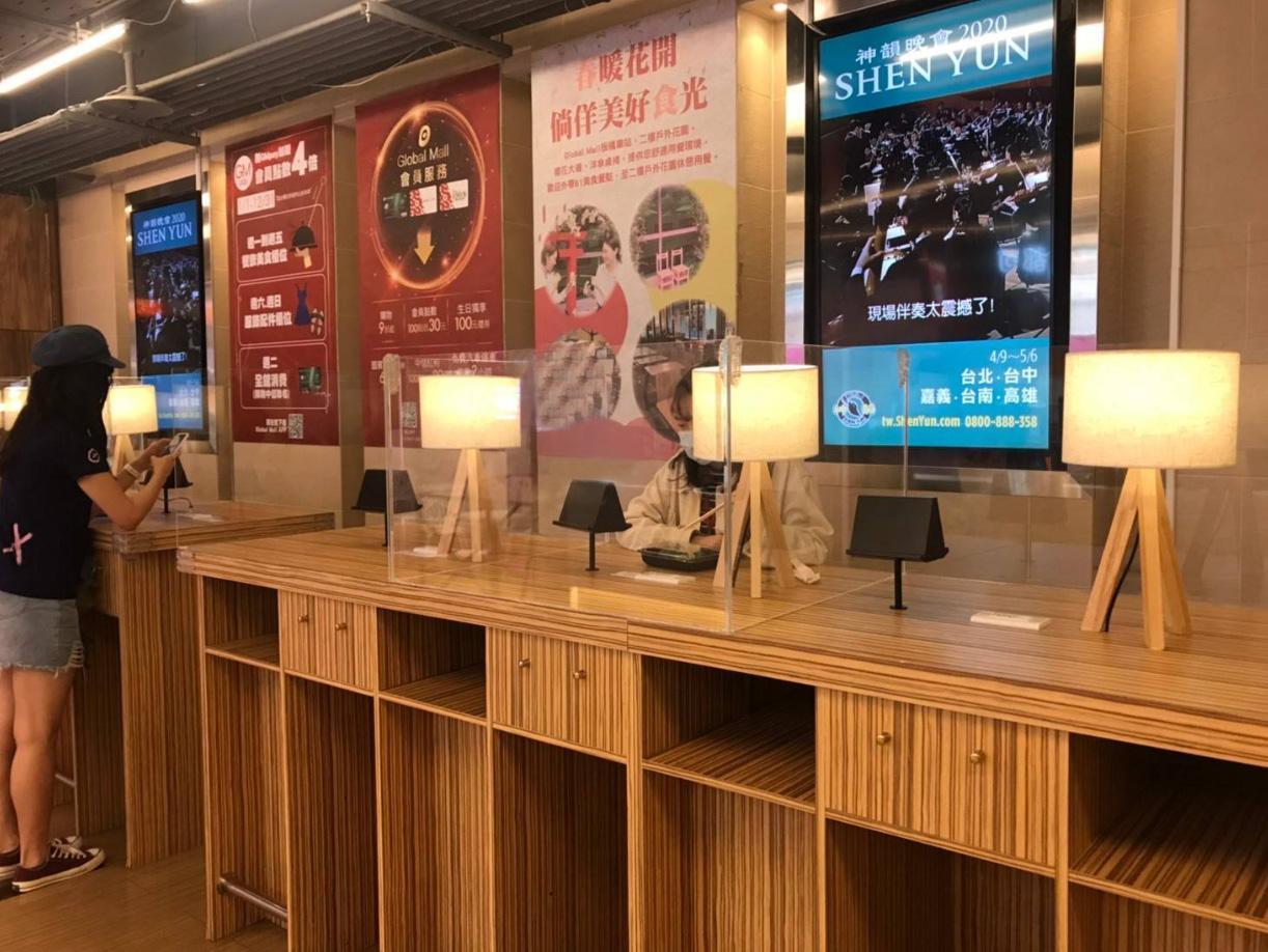 Global Mall創百貨先例，在板橋車站先試行推出美食街立食區裝設透明壓克力隔板。（Global Mall提供）