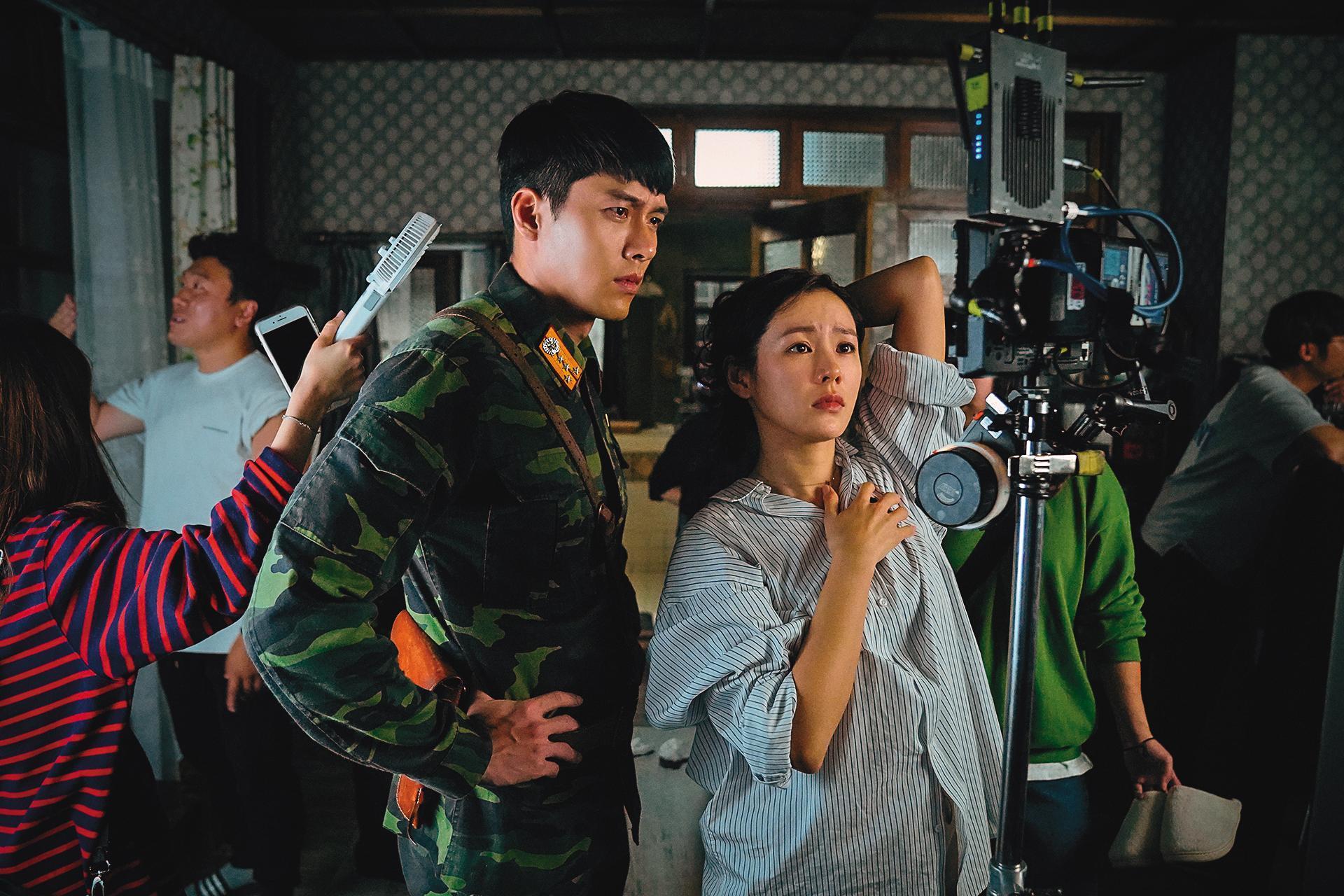 玄彬（左）、孫藝真（右）主演的《愛的迫降》是首部以南北韓為題材的愛情劇，因題材新穎在亞洲掀起追劇熱潮。（Netflix提供）
