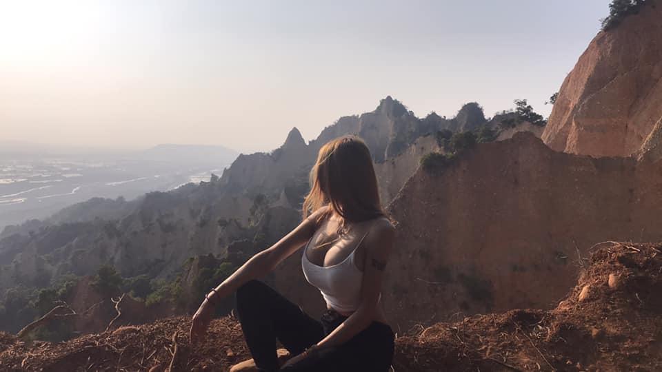 女網紅站火炎山懸崖邊秀出傲人上圍,引發爭議。(翻攝自當事人臉書)
