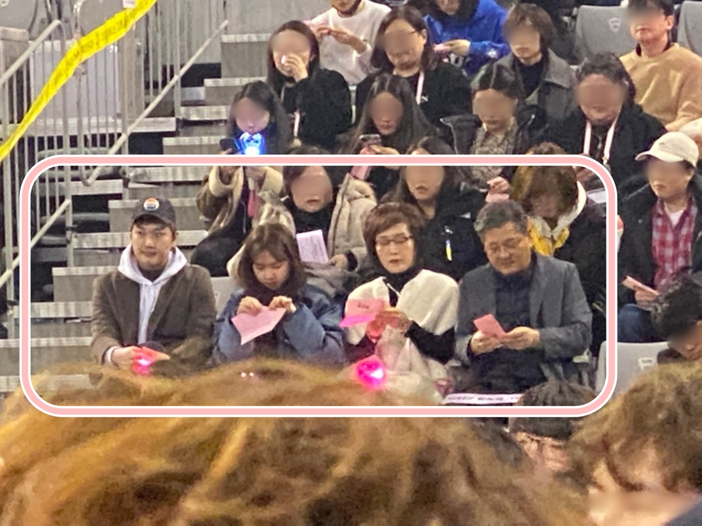 太妍與家人關係很好，他們曾到太妍演唱會為她加油，和粉絲一起準備應援活動。（網路圖片）