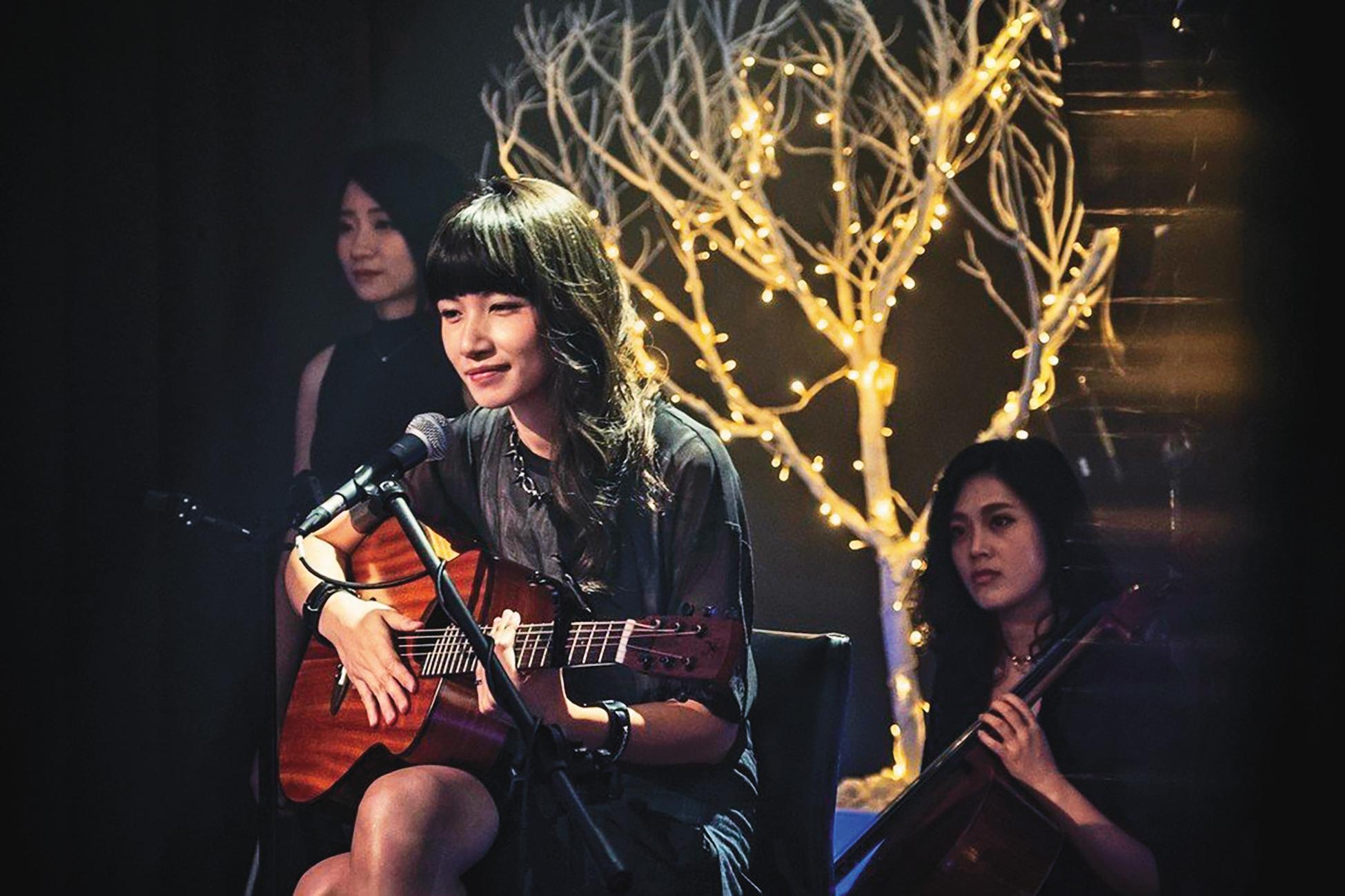 李千那演出並主唱台劇《通靈少女》插曲〈不曾回來過〉,成為年度網路翻唱夯曲。(HBO Asia提供)