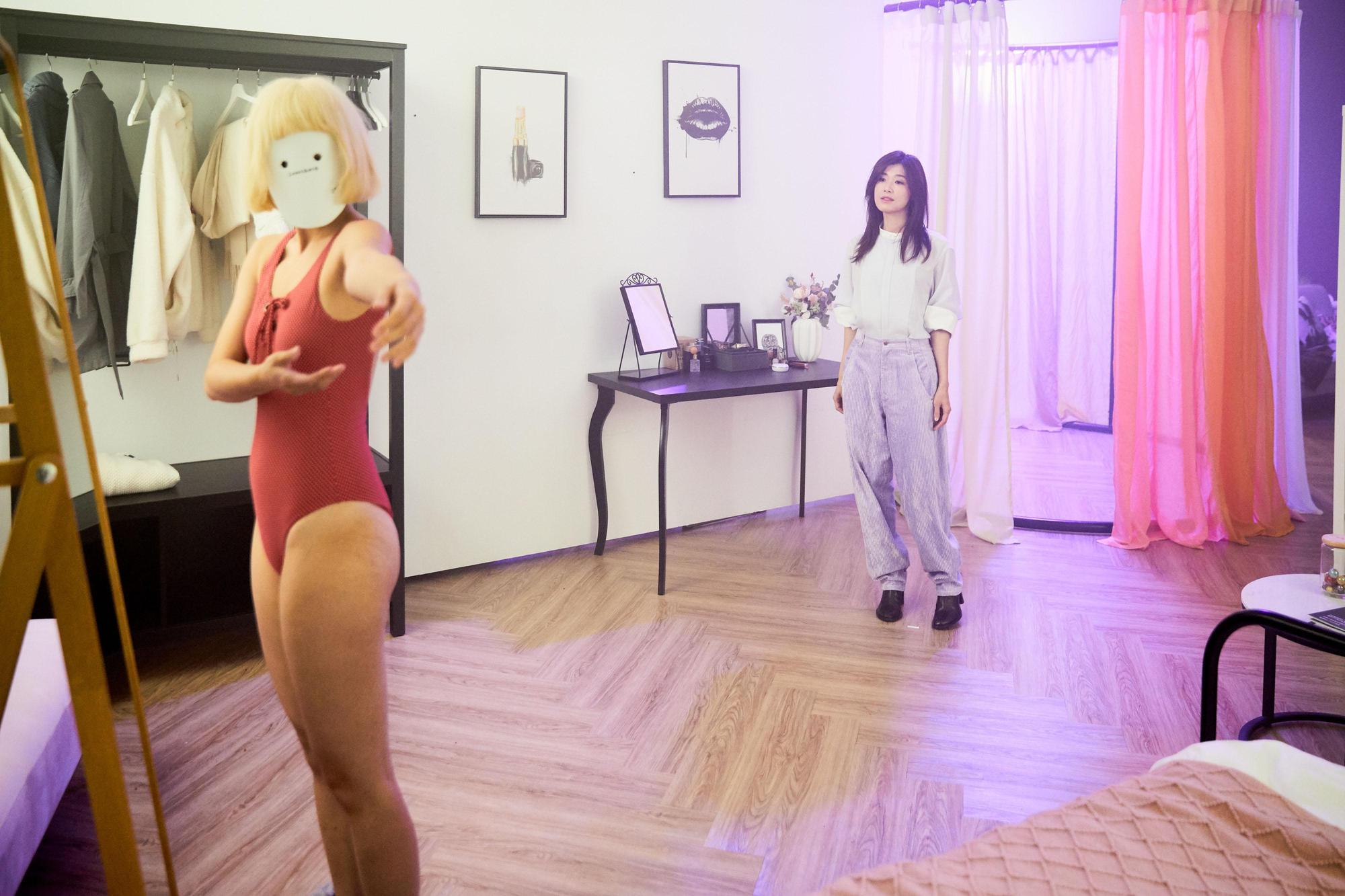 〈真面目〉MV安排許多不同身份的女性角色,隱喻每個人某種程度上都是戴著別人期待的模樣在生活。(相信音樂提供)