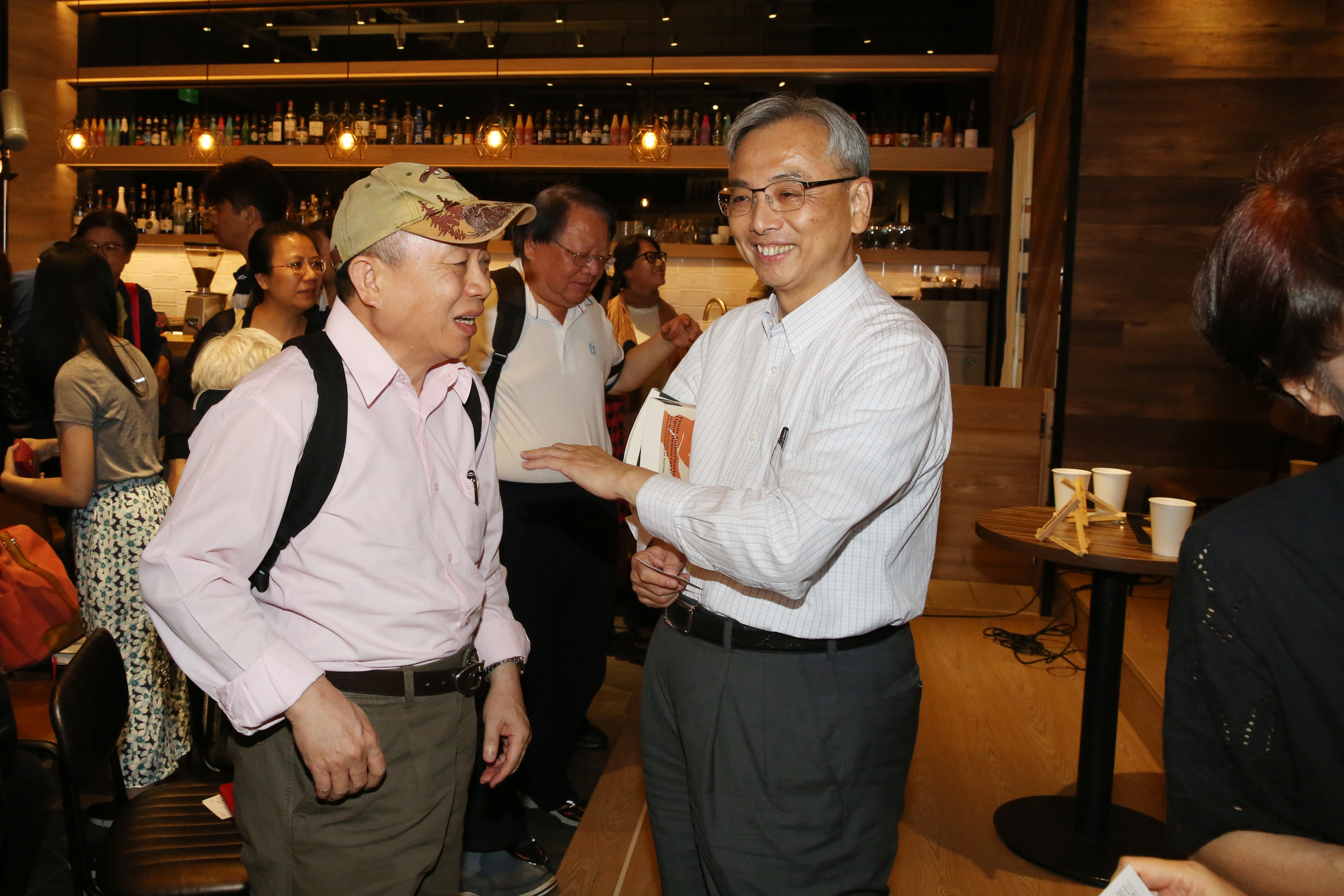 2019年夏天，蘇志誠難得現身在《國際橋牌社》讀書會，不少政界和媒體界老友到場。頭戴鴨舌帽者為台灣資深媒體人黃越宏（左1），圖中白色襯衫者為台灣戰略模擬學會理事長張榮豐。