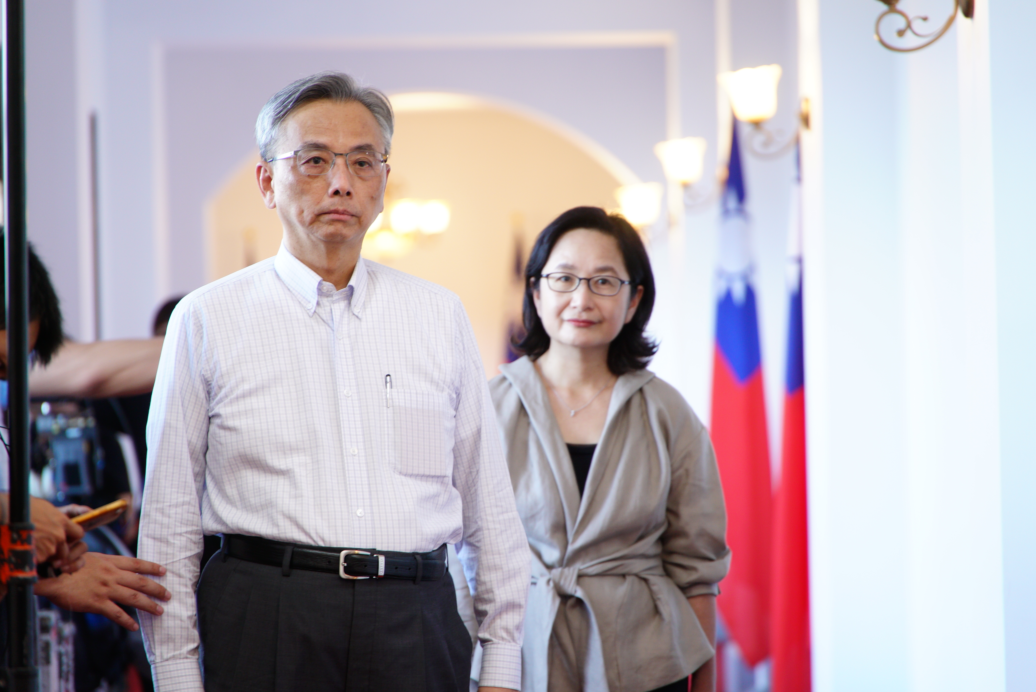 淡出江湖的蘇志誠和前總統李登輝的英文秘書李靜宜（右），都在《國際橋牌社》客串演出。（《國際橋牌社》劇組提供）