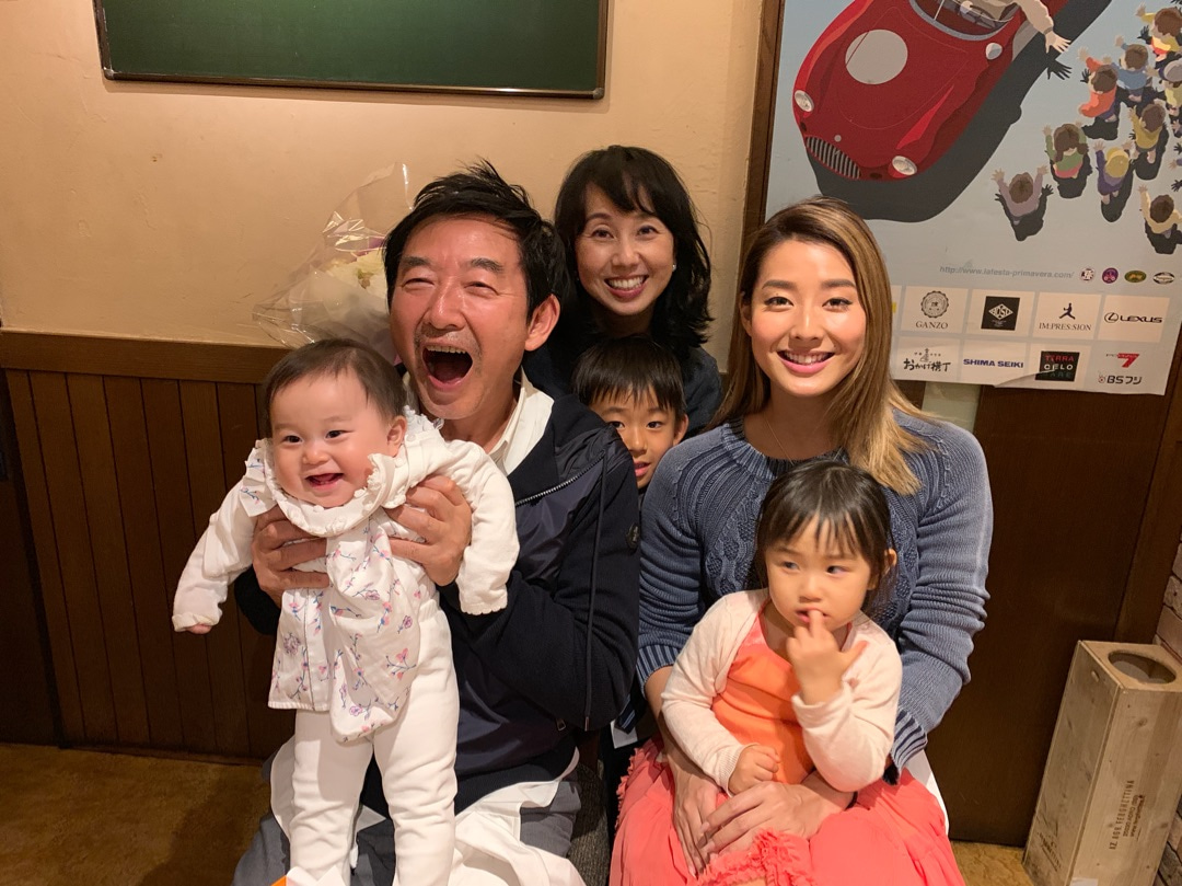 石田純一去年慶祝65歲生日,妻子東尾理子放上全家福,第二任妻子所生的女兒Sumire也一起入鏡。(翻攝東尾理子Ameba)
