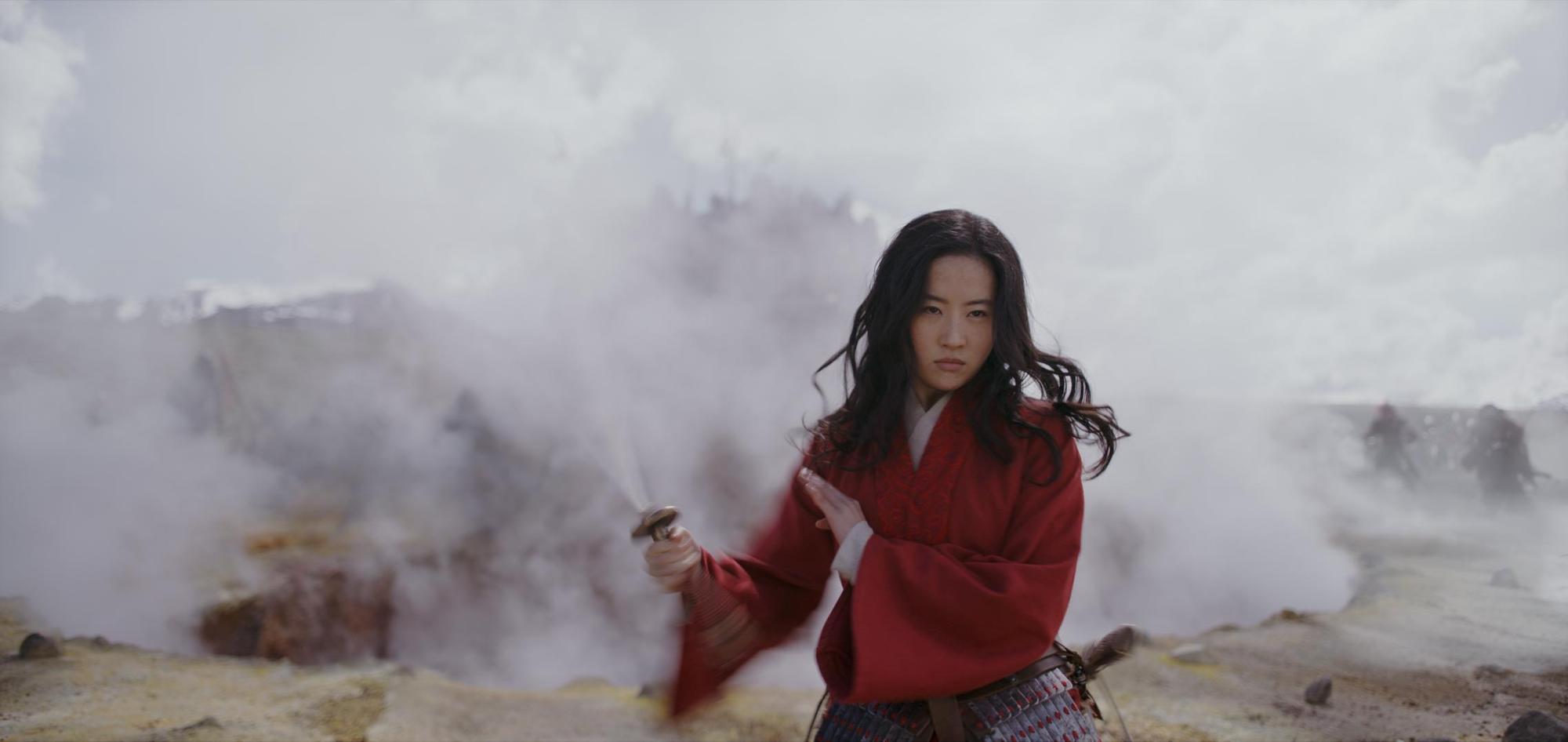 劉亦菲不光主演真人版《花木蘭》，也包辦了主題曲演唱，但完全輸給20年前的原唱。（迪士尼提供）