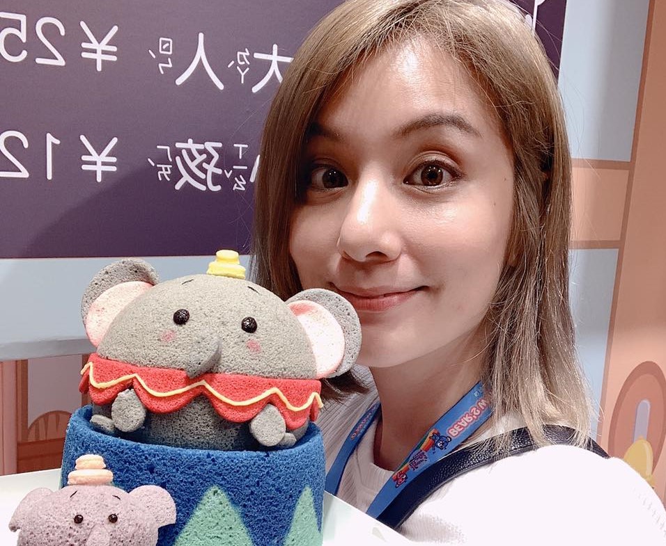 莎莎因為愛吃甜點、蛋糕，跟男朋友合作開店「HALO CAFÉ」，而因此更開班授課。（翻攝自莎莎臉書）