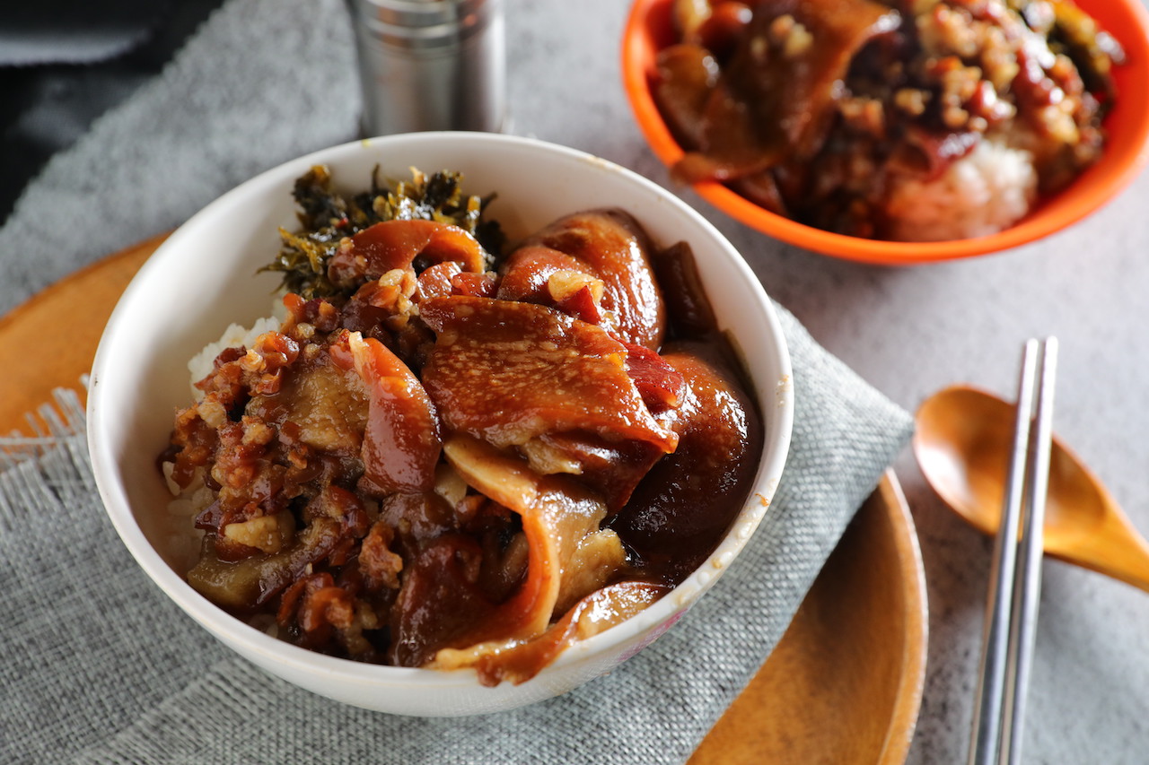 膠質爆發的「豬皮飯」會黏嘴。（40元／大碗）