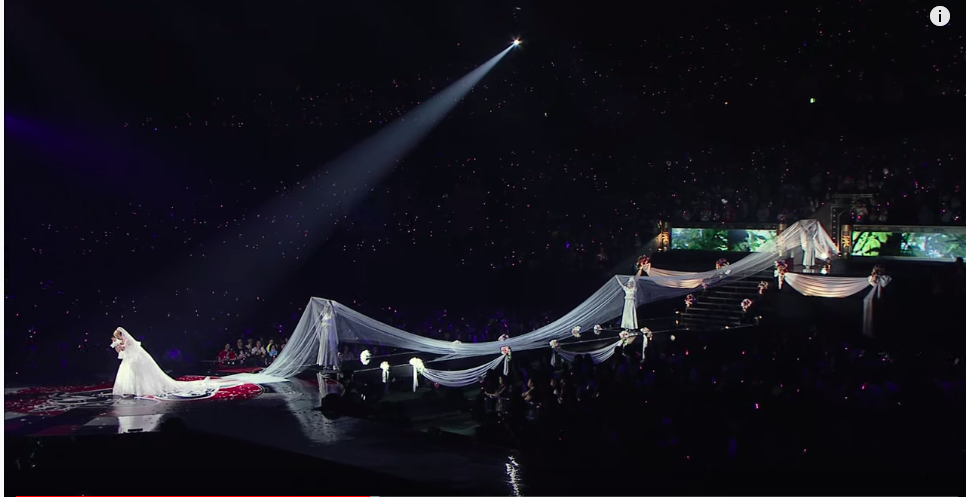 濱崎步當年在「Rock’n’ Roll Circus Tour Final~7 days」演出,請出了50公尺的新娘禮服,現在依然傲視歌壇。(翻攝自avex官方YouTube)