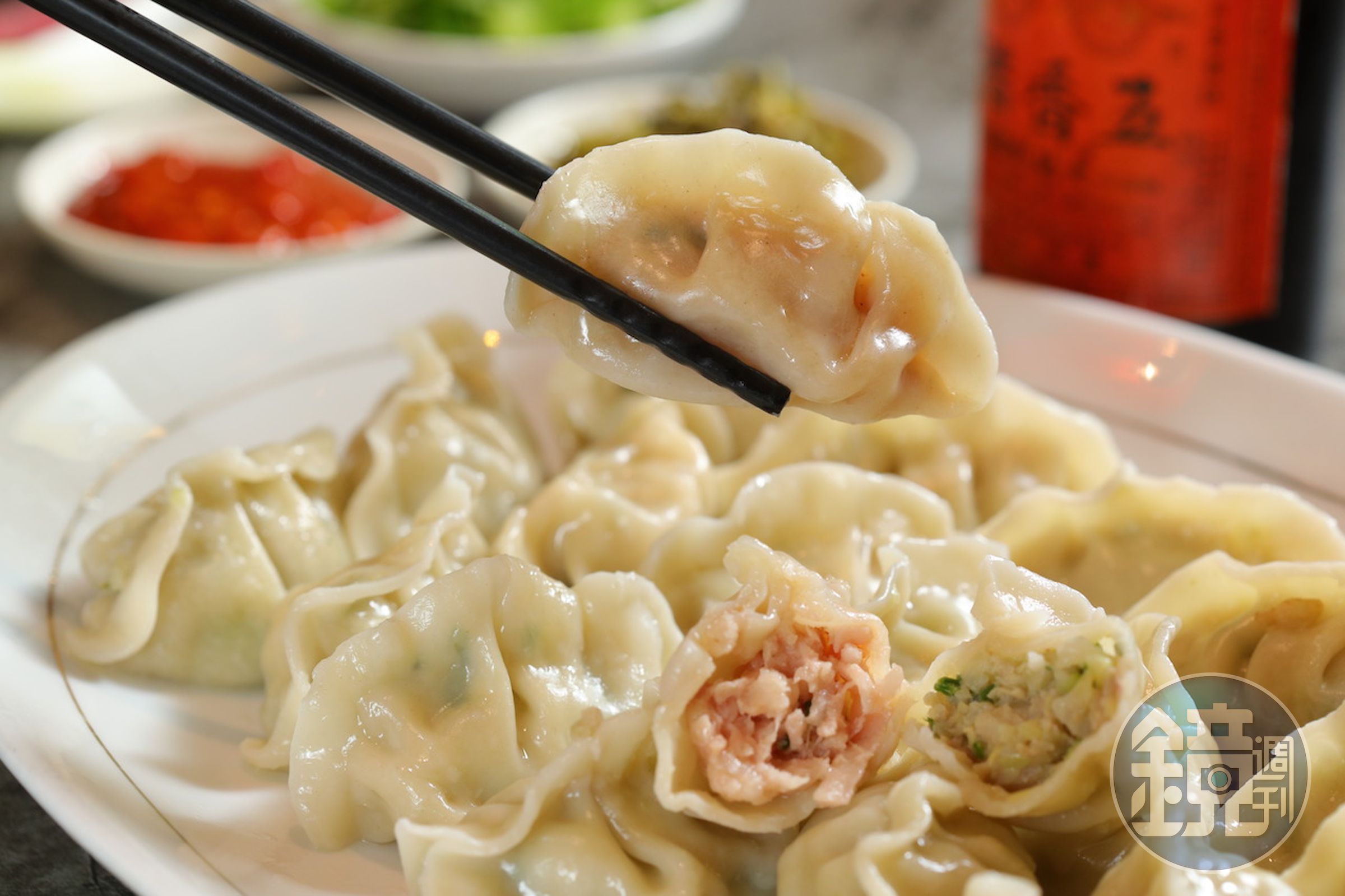 「高麗菜水餃」（50元／10顆）、「白玉蘿蔔水餃」（60元／10顆）皆飽實鮮甜。