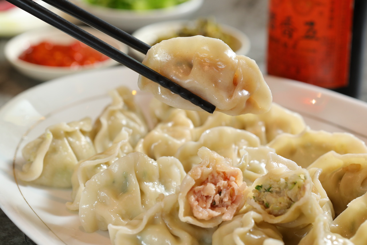 「高麗菜水餃」（50元／10顆）、「白玉蘿蔔水餃」（60元／10顆）皆飽實鮮甜。