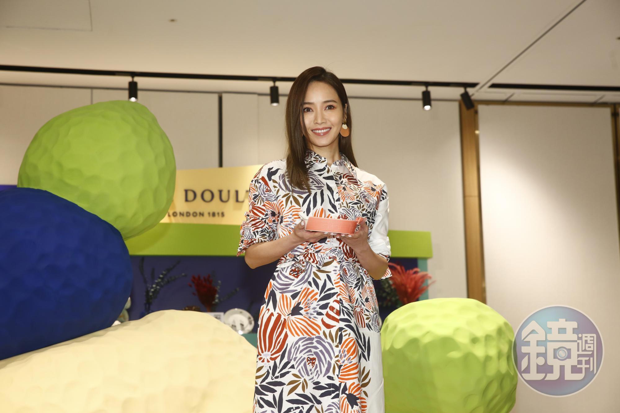 侯佩岑出席英國餐瓷品牌Royal Doulton皇家道爾頓的時尚藝術快閃店開幕活動。