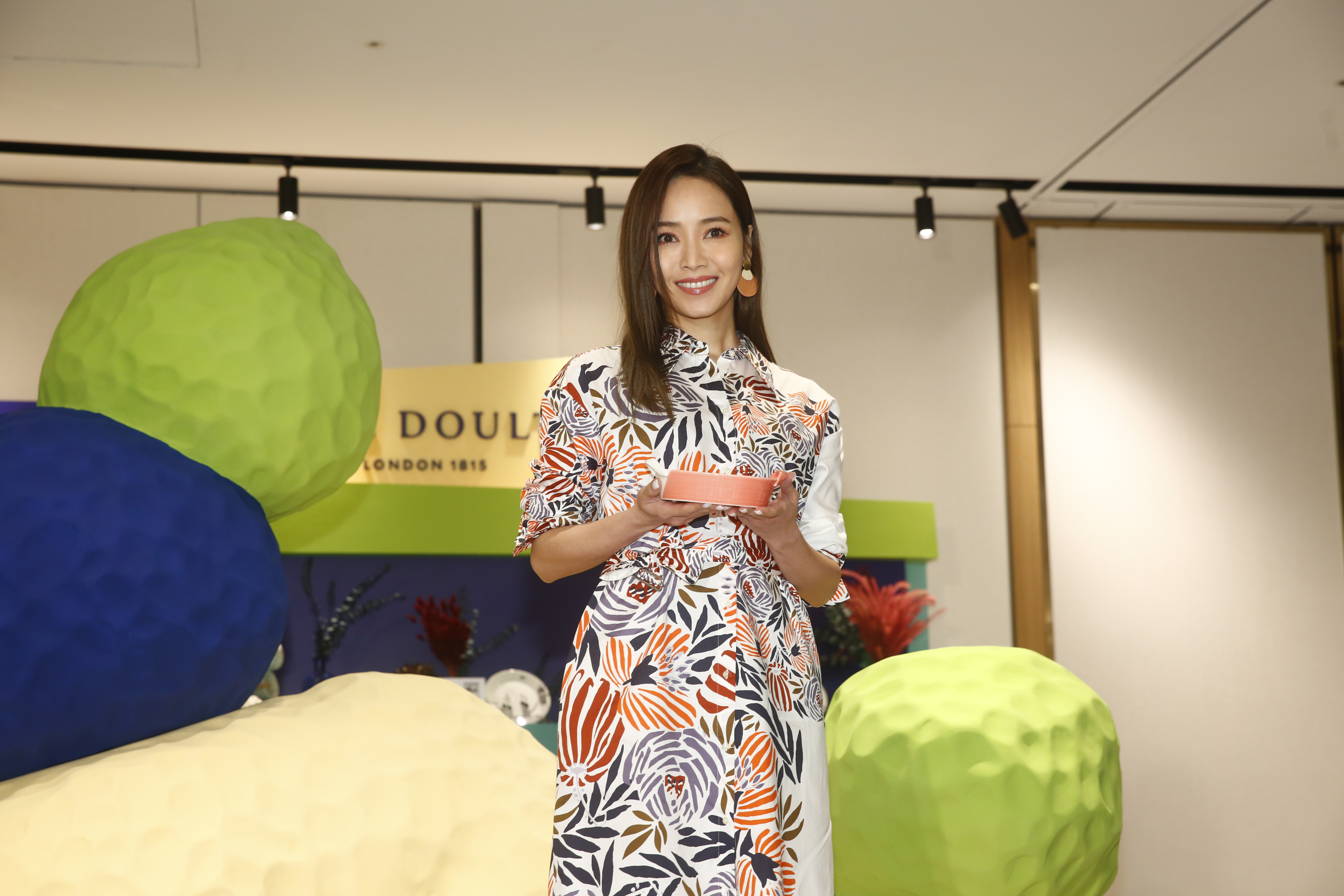 侯佩岑出席英國餐瓷品牌Royal Doulton皇家道爾頓的時尚藝術快閃店開幕活動。