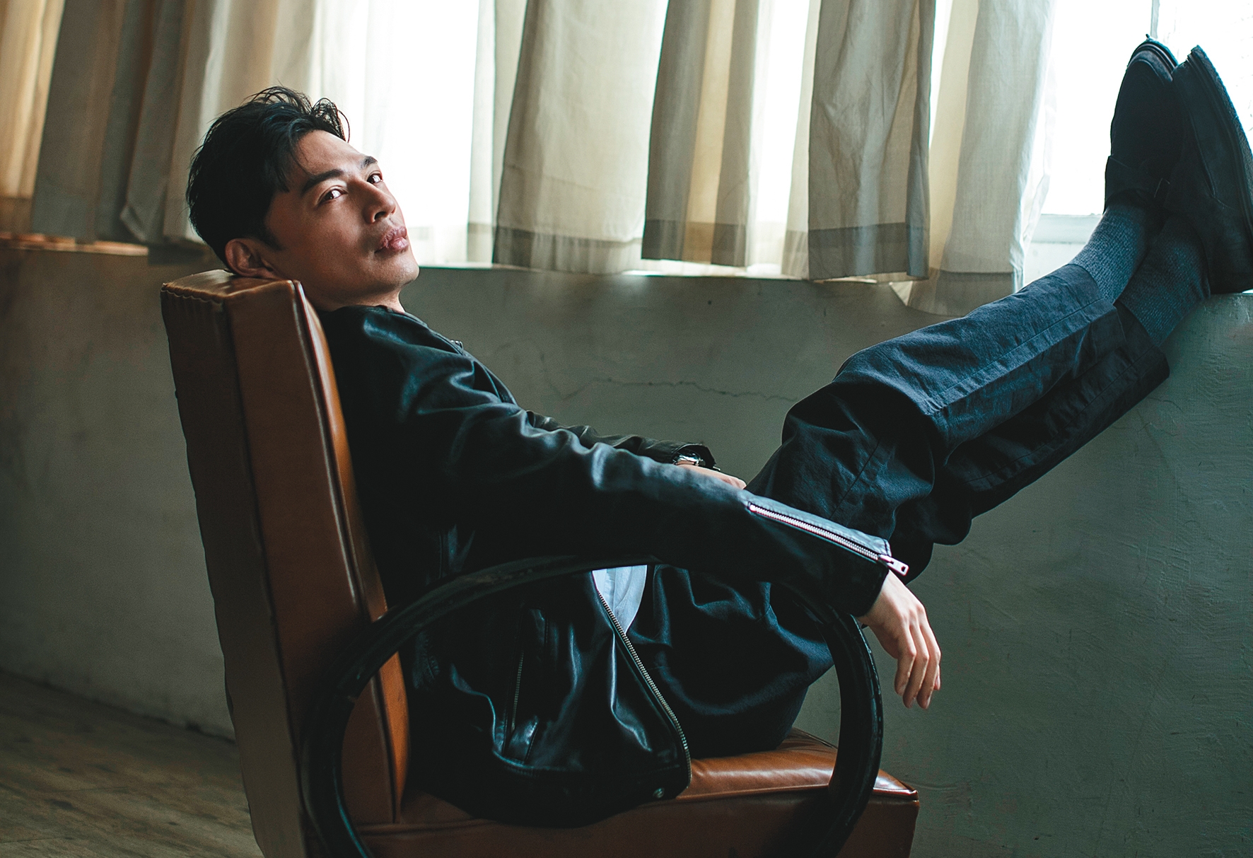 阿Ken（中）在電影《練愛iNG》包山包海，寫劇本、導演，還有演戲。（藝起娛樂提供） 