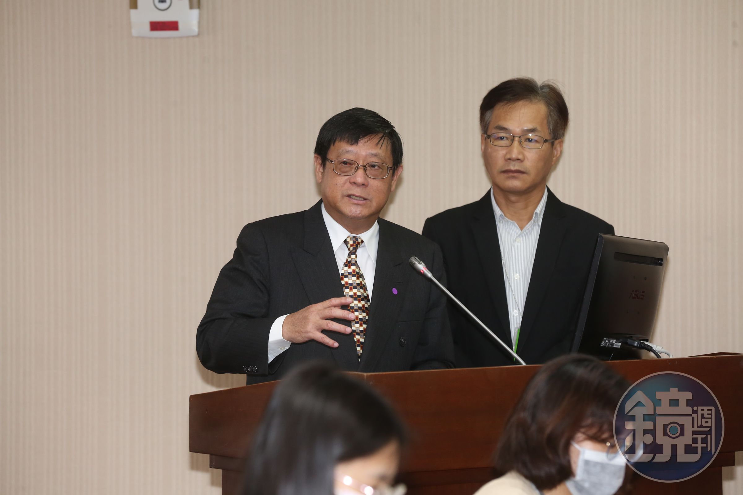 環保署長張子敬（左）答詢時強調環保署撤銷行政處分是依法行政。圖為本刊資料照。