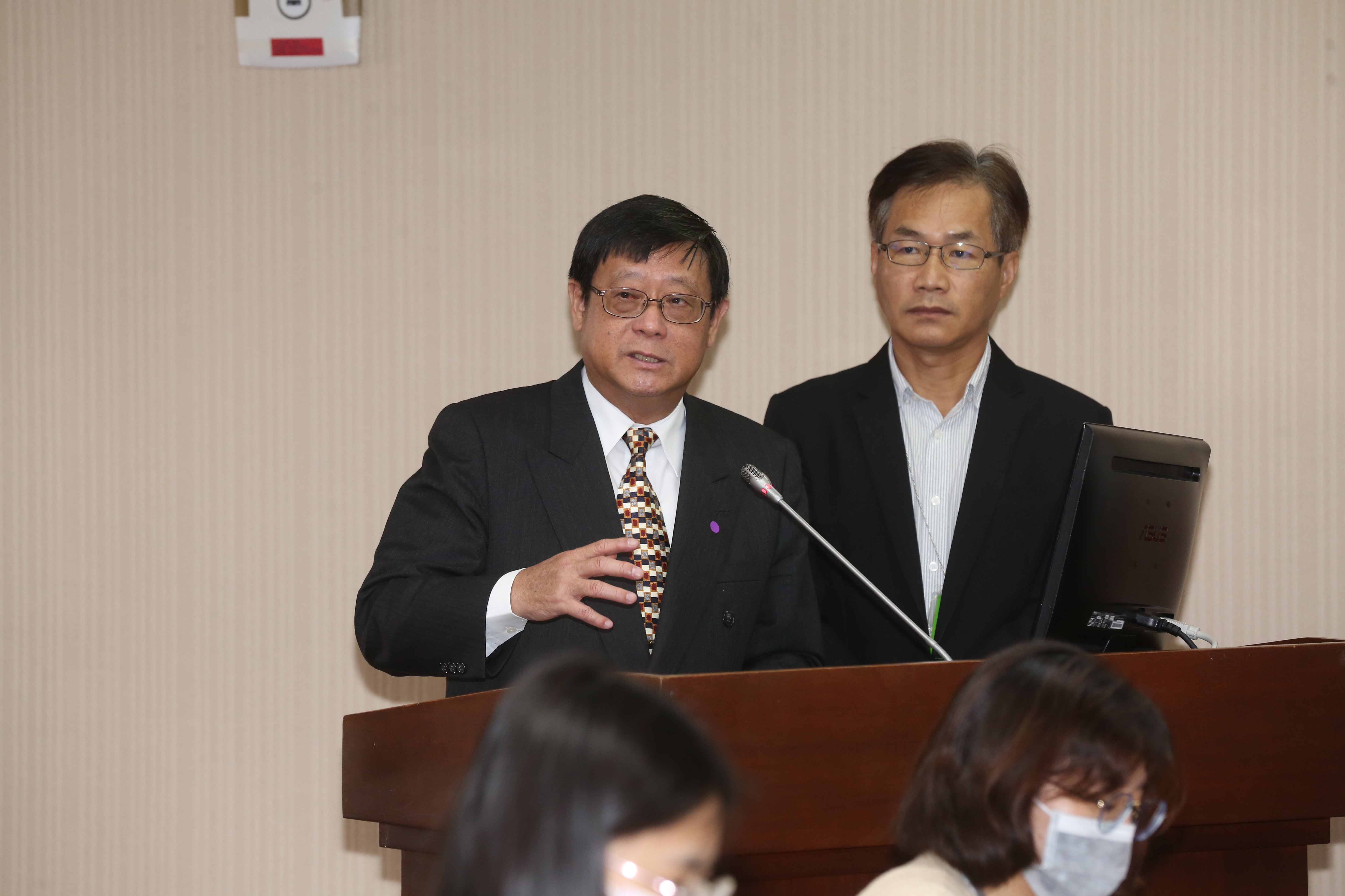 環保署長張子敬（左）答詢時強調環保署撤銷行政處分是依法行政。圖為本刊資料照。