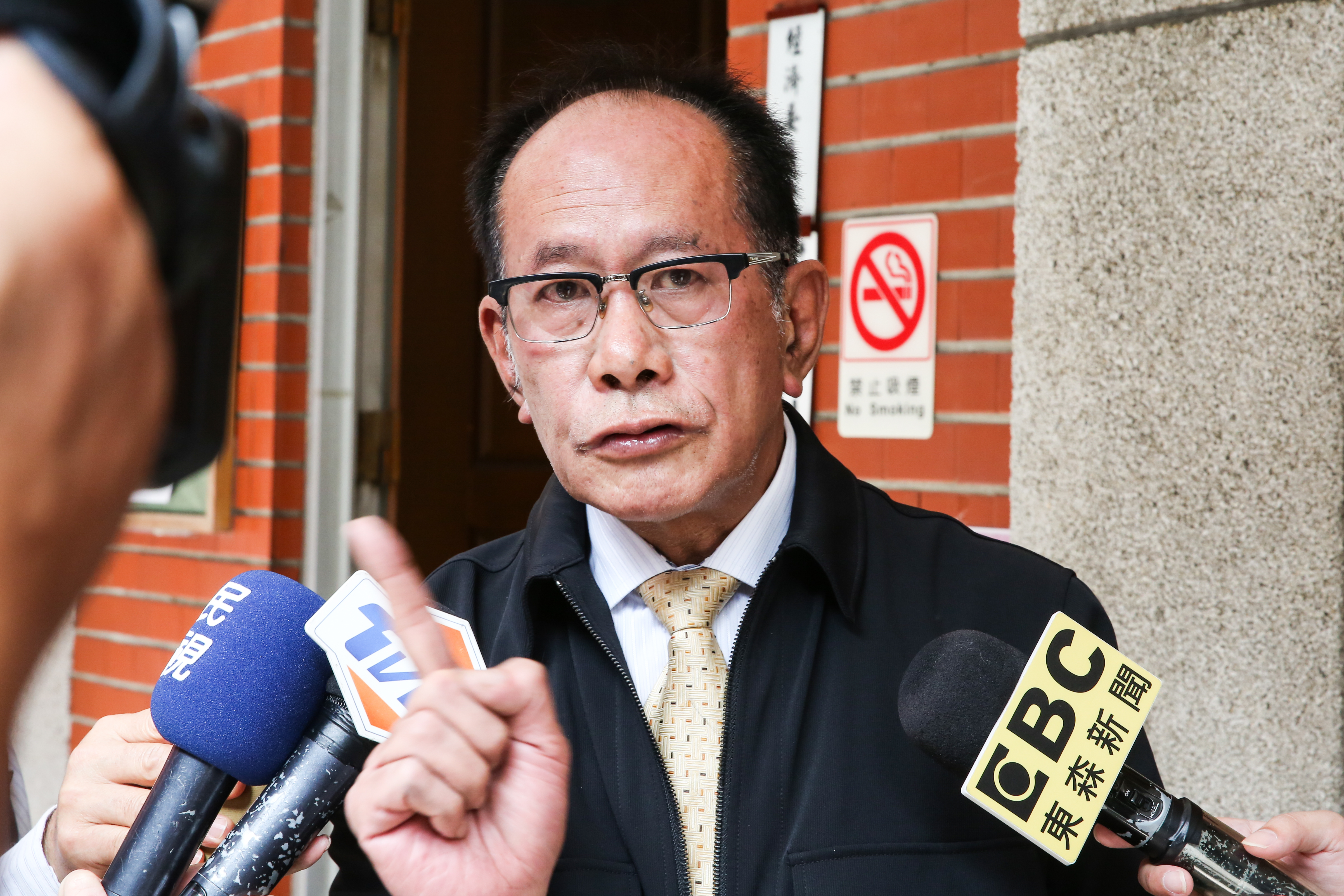 國民黨立委陳超明今赴立法院，痛罵網友是腦殘。