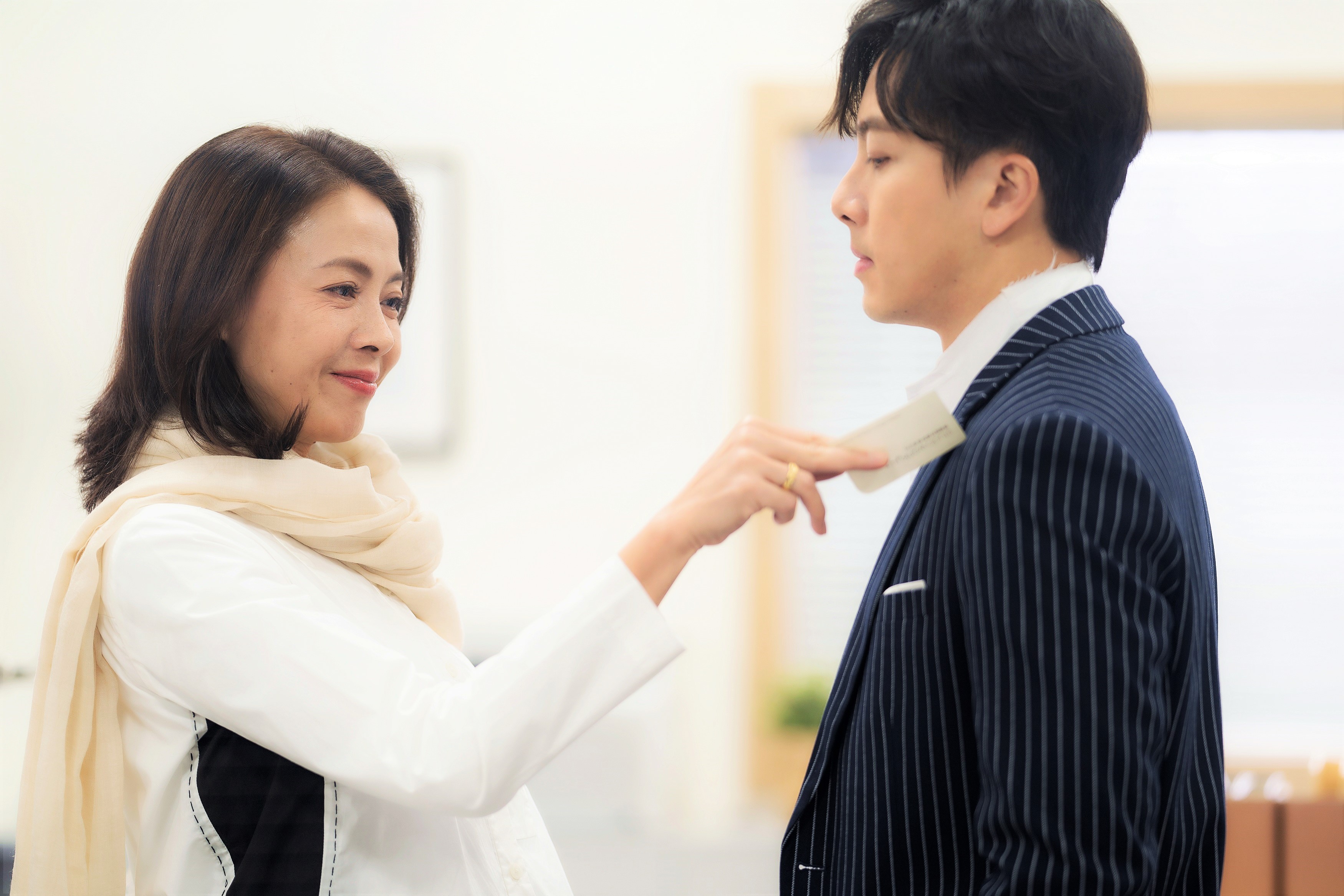 《姊妹們 追吧》柯淑勤塞名片給坤達示好。（東森提供）