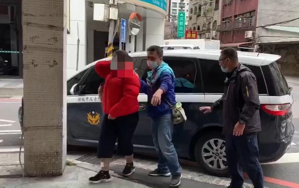 鄭姓婦人懶得按規定買口罩,到藥局偷口罩遭警逮捕。(翻攝畫面)
