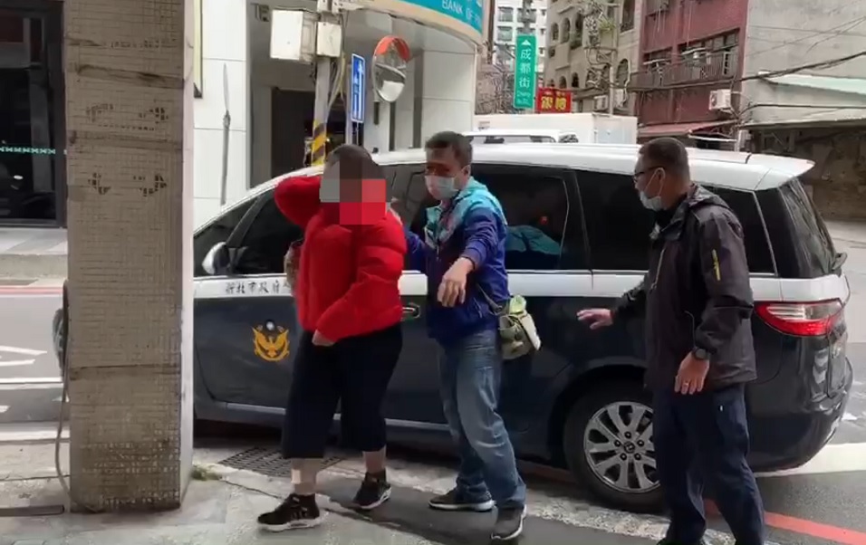 鄭姓婦人懶得按規定買口罩，到藥局偷口罩遭警逮捕。（翻攝畫面）