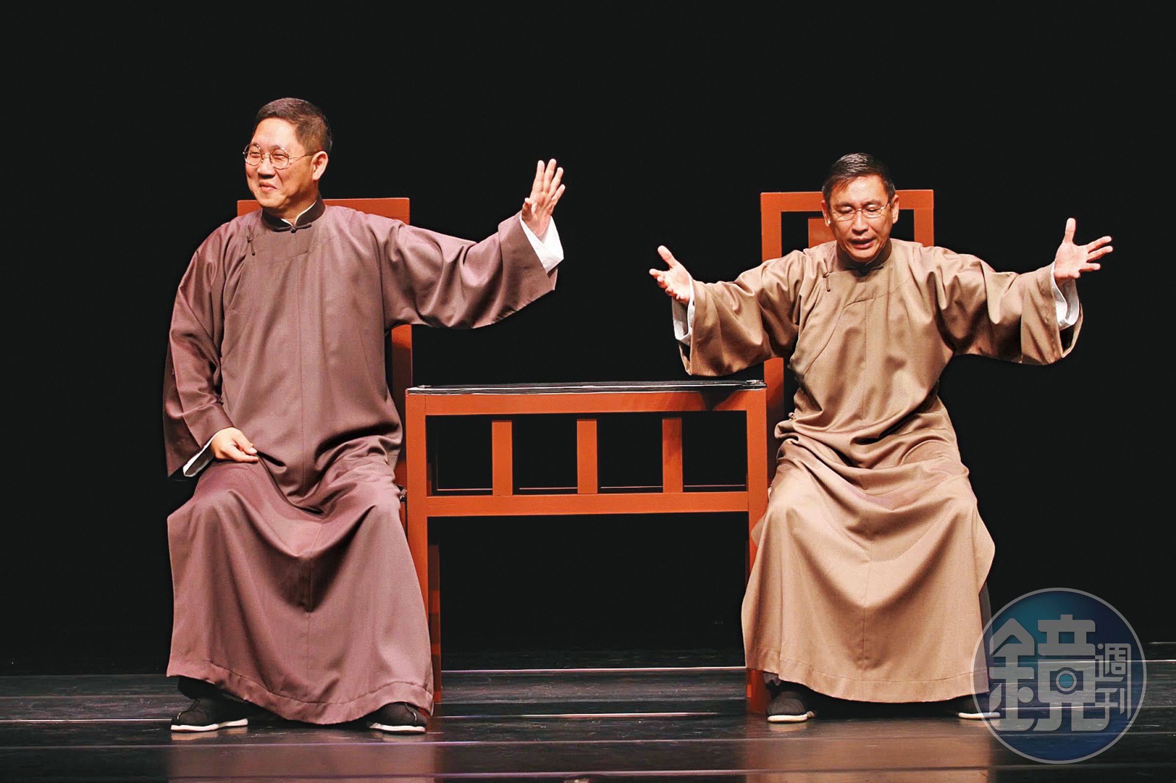 入行31年的宋少卿（右）是相聲劇團「相聲瓦舍」的其中一位創辦人，在演藝圈非常有名。左為馮翊綱。（翻攝自相聲瓦舍）