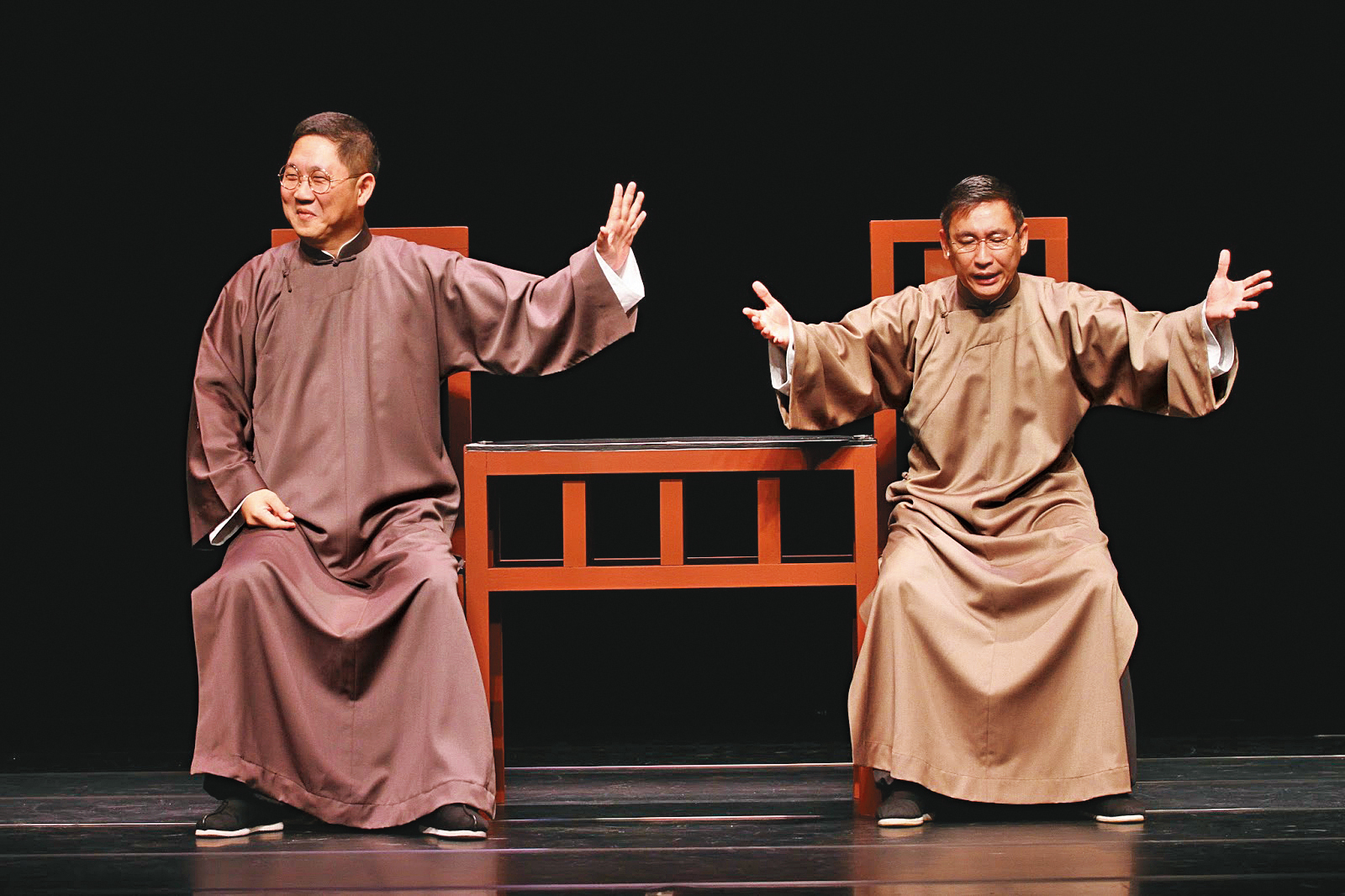 入行31年的宋少卿（右）是相聲劇團「相聲瓦舍」的其中一位創辦人，在演藝圈非常有名。左為馮翊綱。（翻攝自相聲瓦舍）