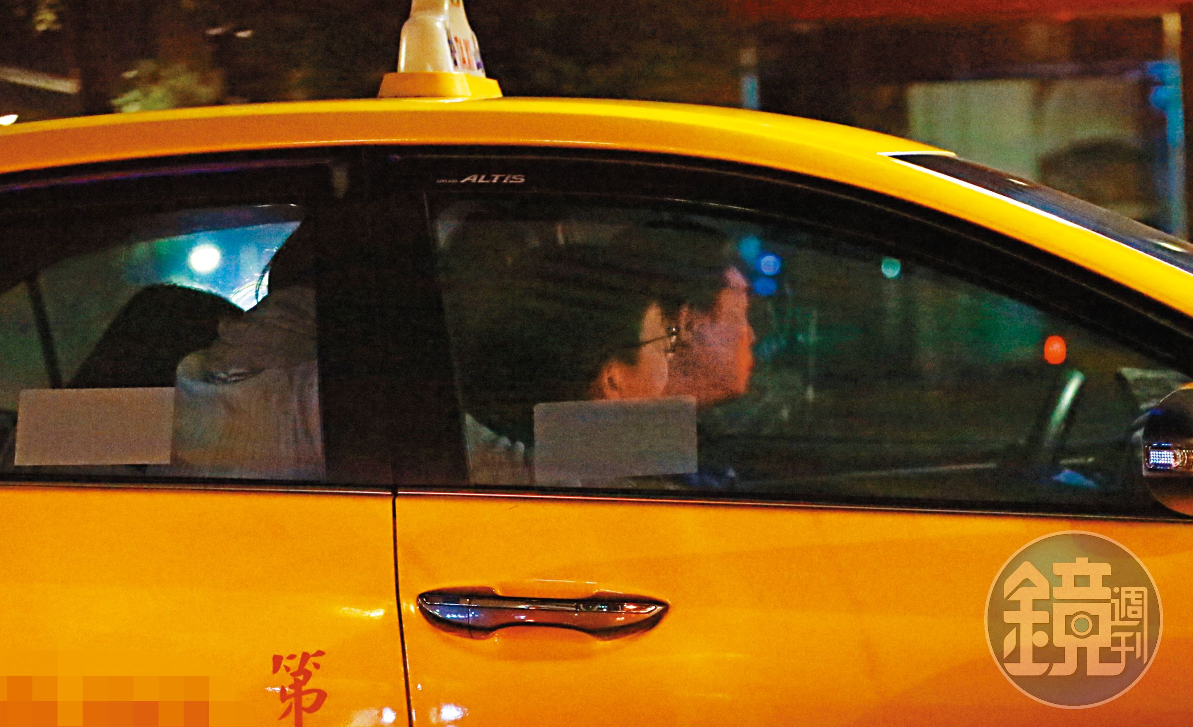 2：36 宋少卿（右二）和一群男女走出錢櫃，與二女一起坐計程車離開，一名白衣女生從後座抱著宋少卿。