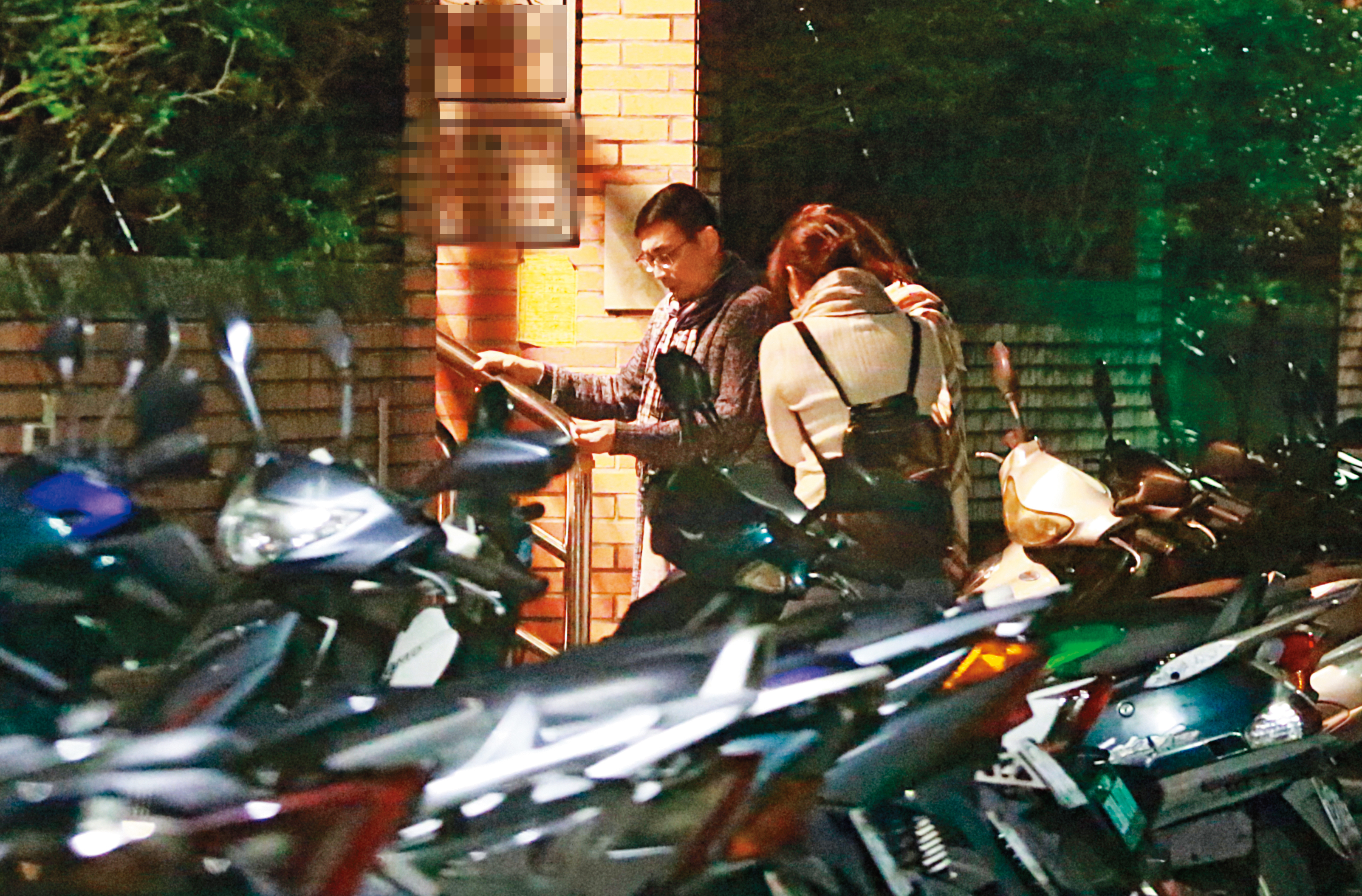 02：47 一夥人直達宋少卿（左）南港住處，下車後一起踏進家門。