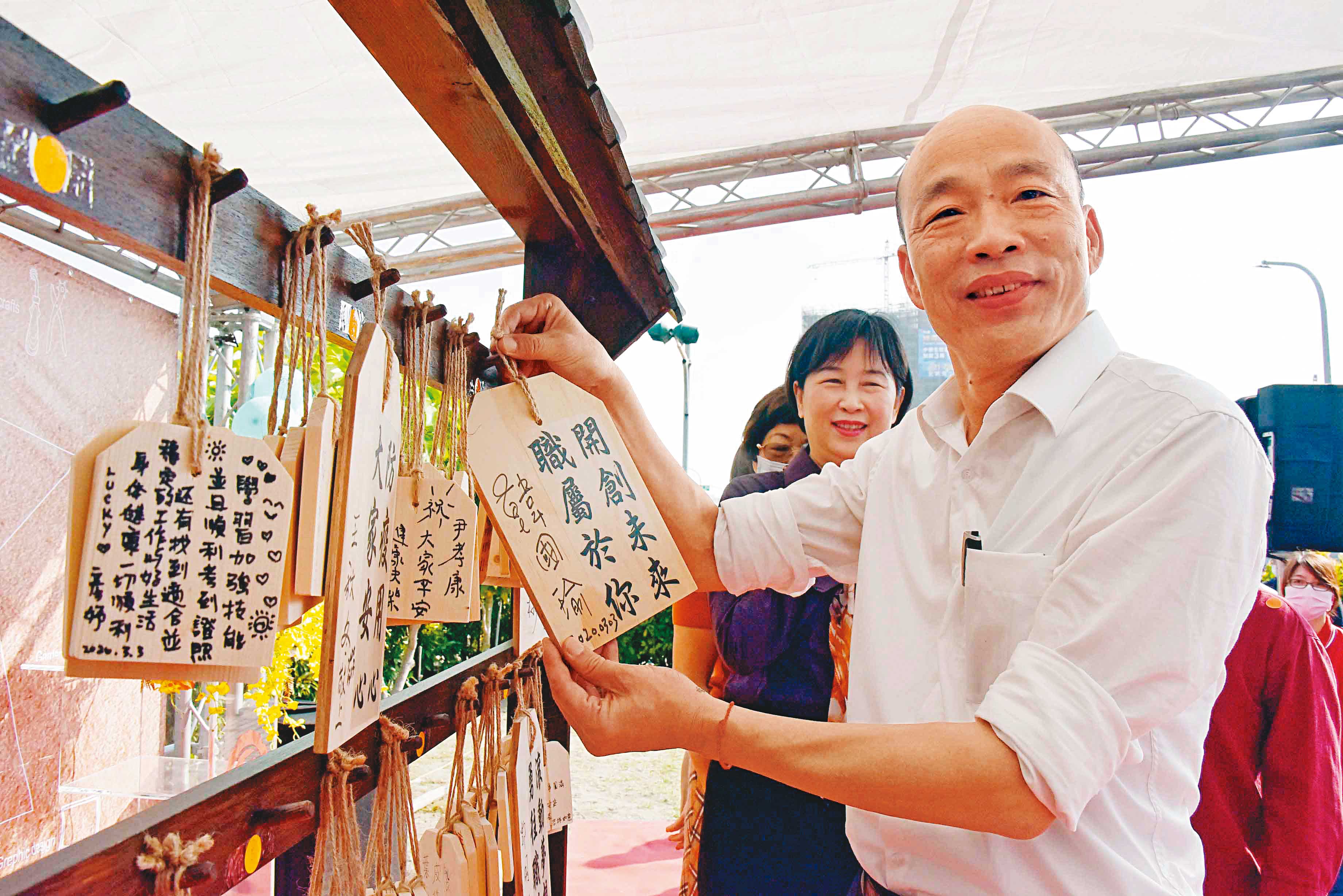 對於黨內局勢，深陷罷免案的高雄市長韓國瑜（前），僅在開票當天發表簡單談話，其餘仍以市政議題為先。圖為3日韓國瑜出席身心障礙職業訓練班開訓。（高市府提供）