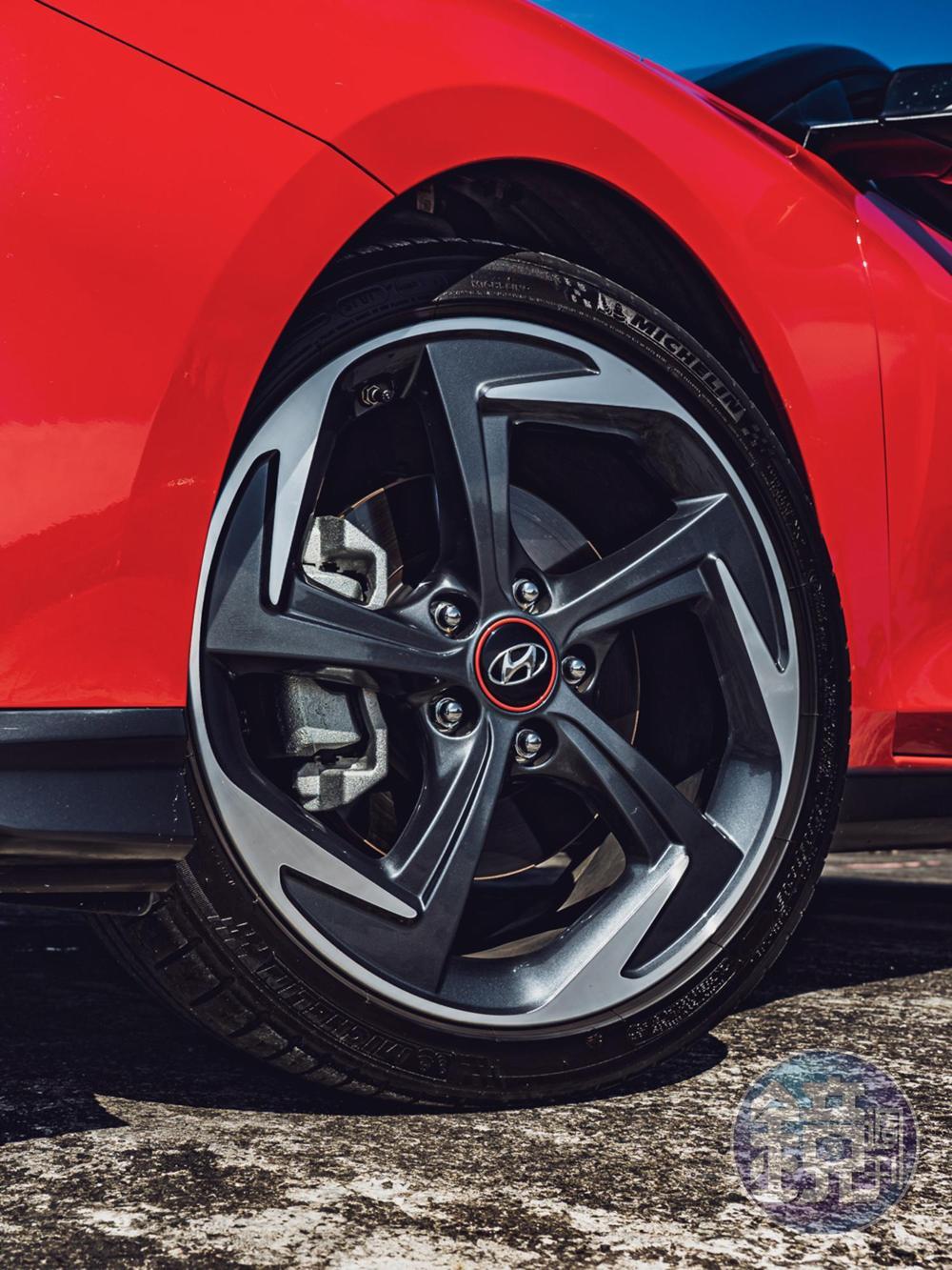 18 吋炫動雙色鋁圈動感十足，標配225/40R18尺寸的Michelin Pilot Sport 3運動胎。