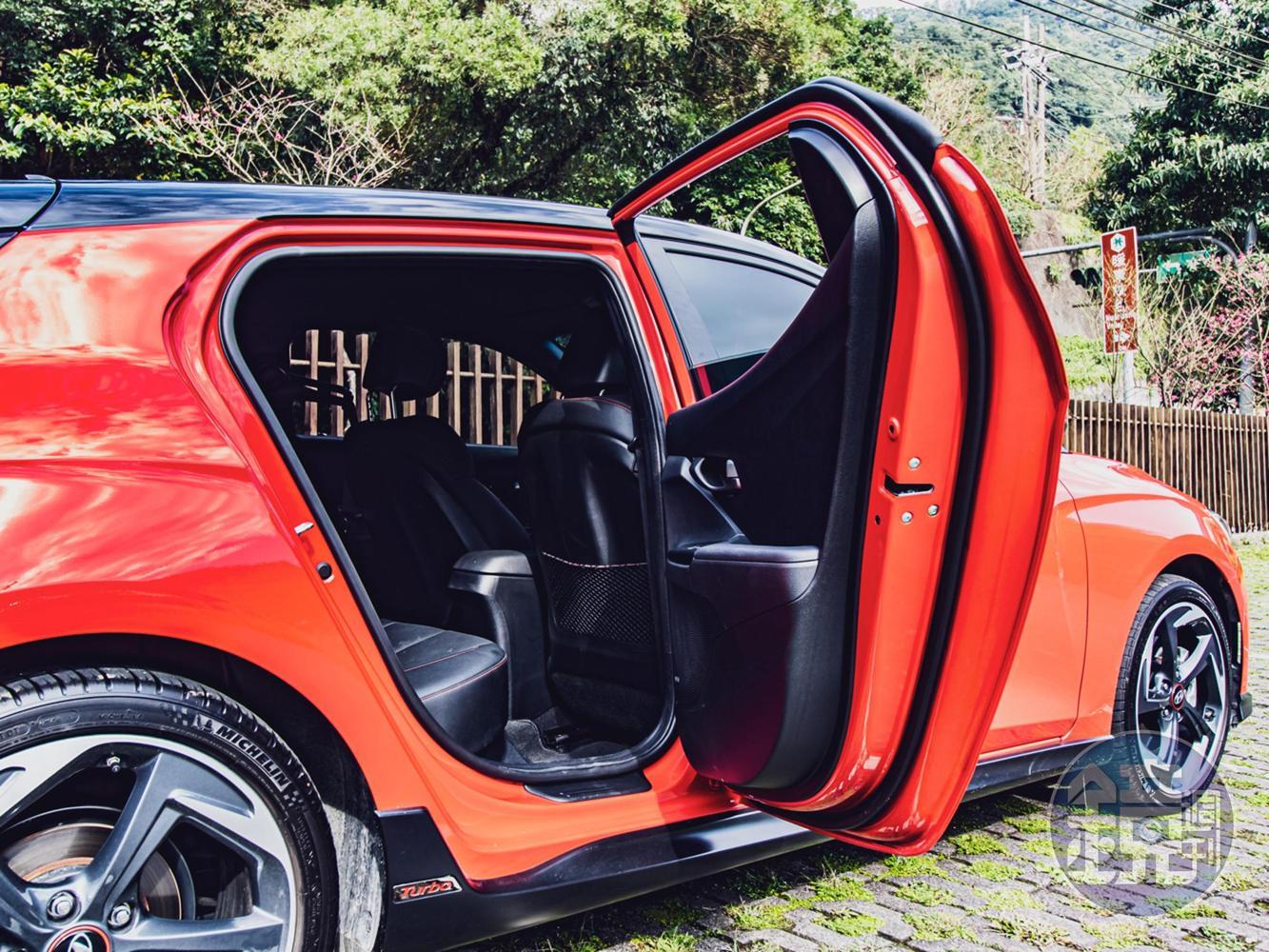 獨立後車門配合重新設計過的車門結構與隱藏式門把，進出後座時實與一般房車無異。