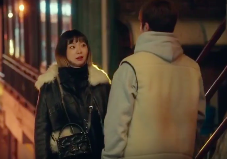 韓國女星金多美在《梨泰院Class》中，背著VALENTINO Garavani Candystud包款。（翻攝自網路）