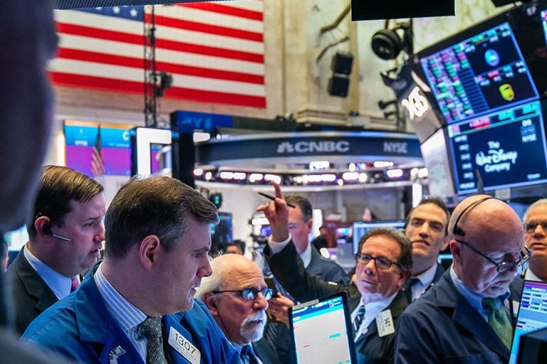 市場再度繃緊神經，那斯達克指數中止連三漲，週四回吐超過5%。（翻攝自紐約證交所臉書）