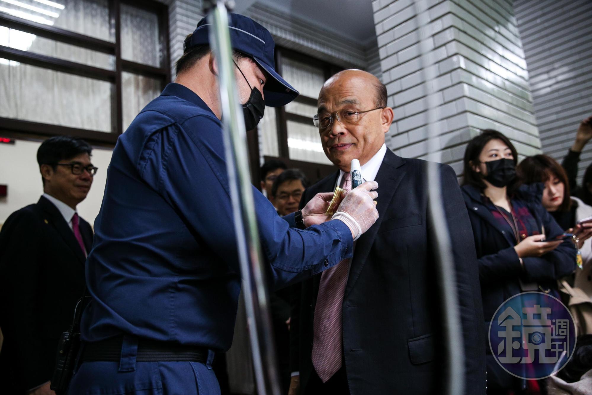 行政院長蘇貞昌今到立法院時接受駐衛警量測體溫。