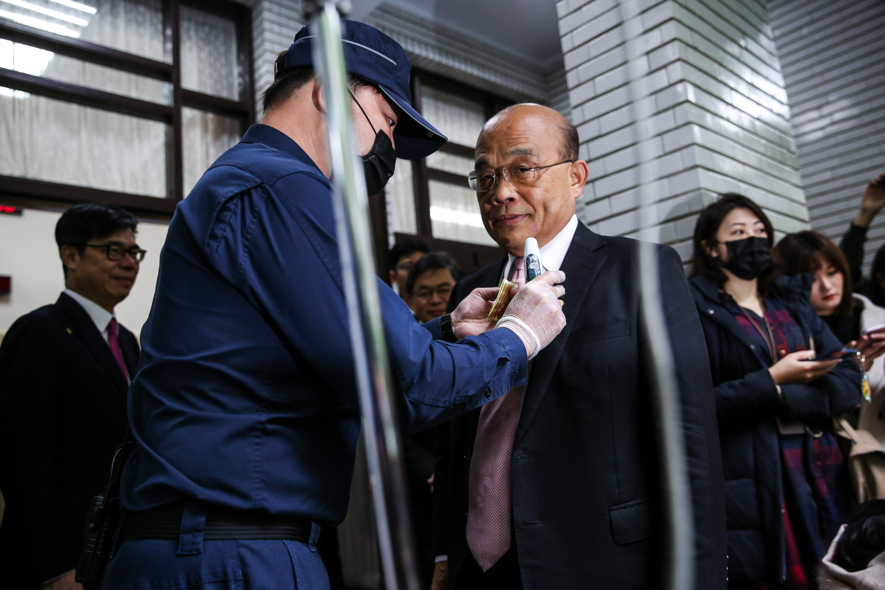 行政院長蘇貞昌今到立法院時接受駐衛警量測體溫。