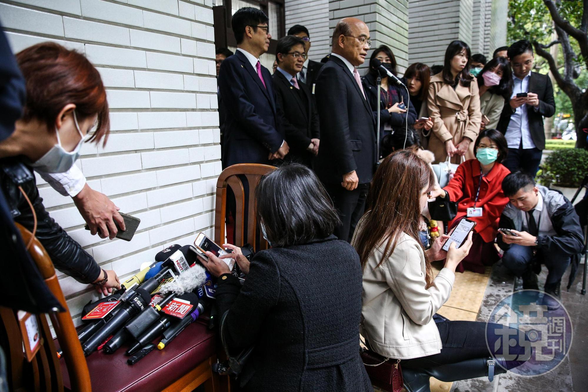 行政院長蘇貞昌今到立法院接受媒體訪問時,以自備麥克風及音箱方式取代過去的「烤肉架」。