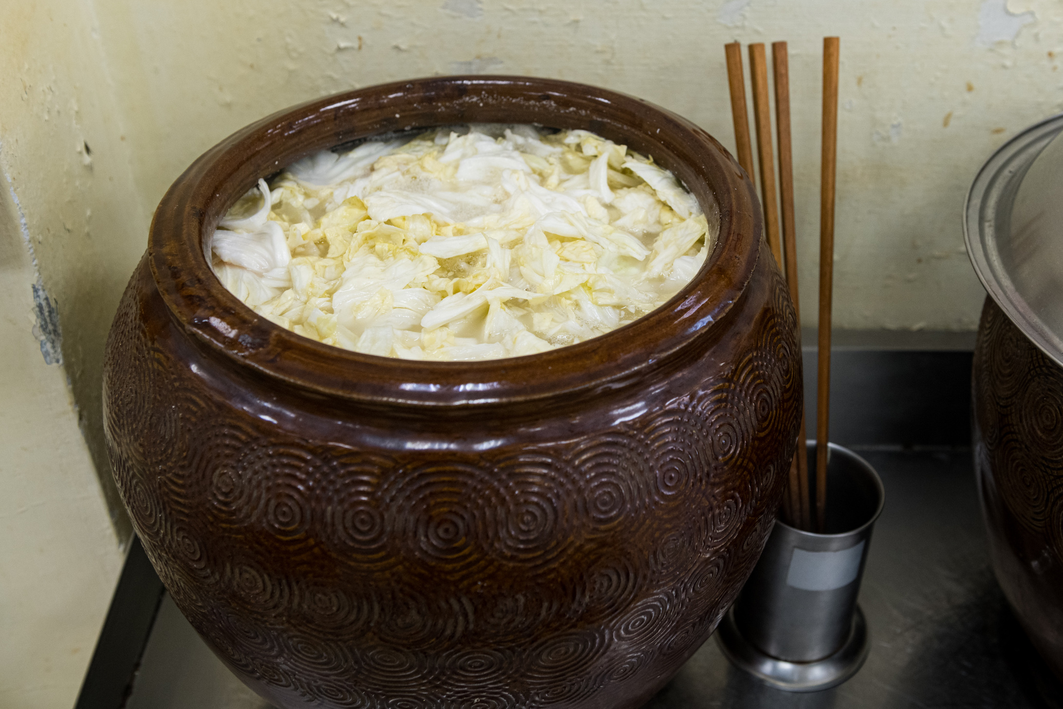 甕裡的湖南泡菜不限分量，自取一盤20元。