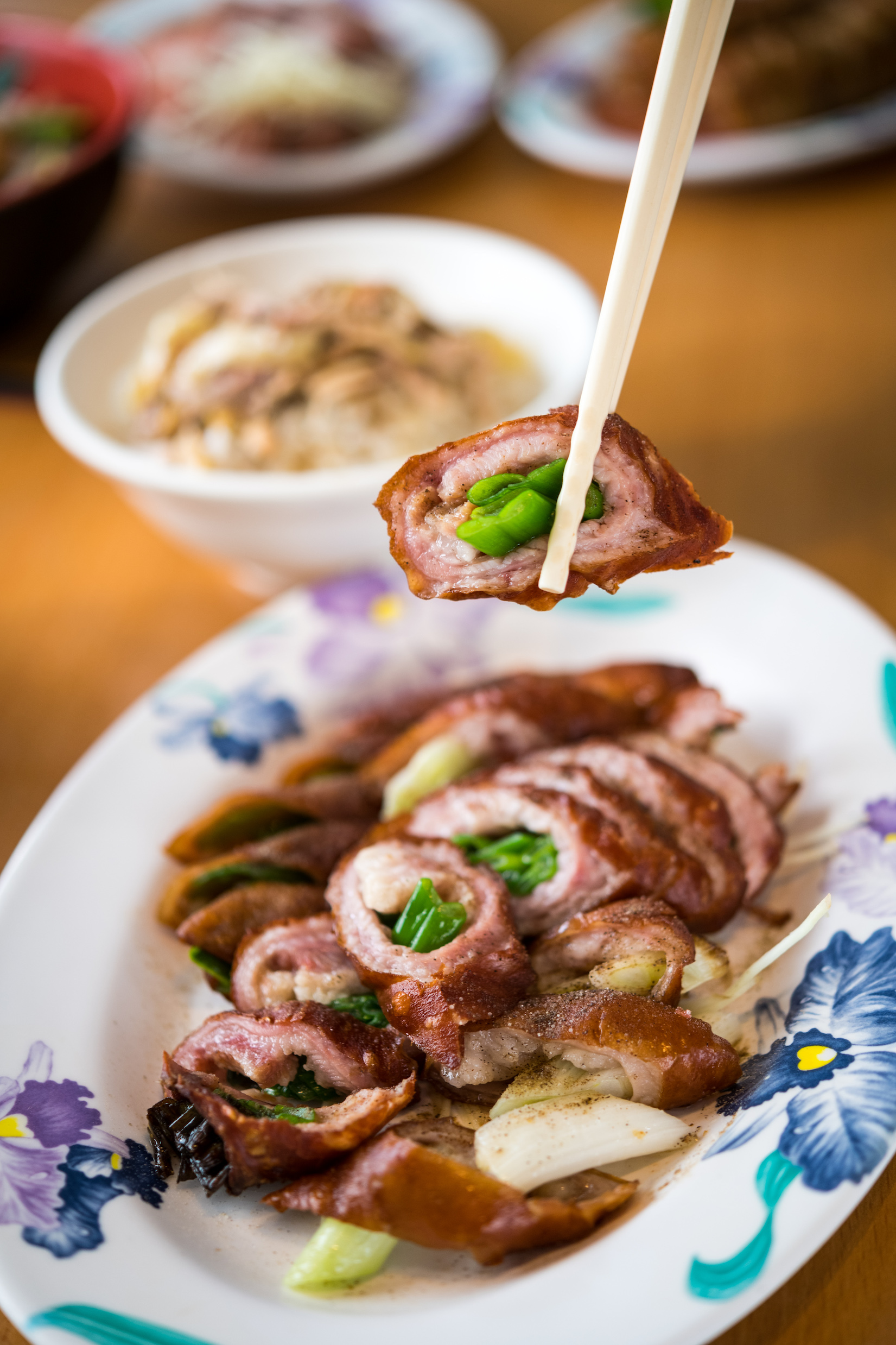 「脆皮肥腸」脂香入味,配上三星蔥的脆甜一絕。(160元/份)