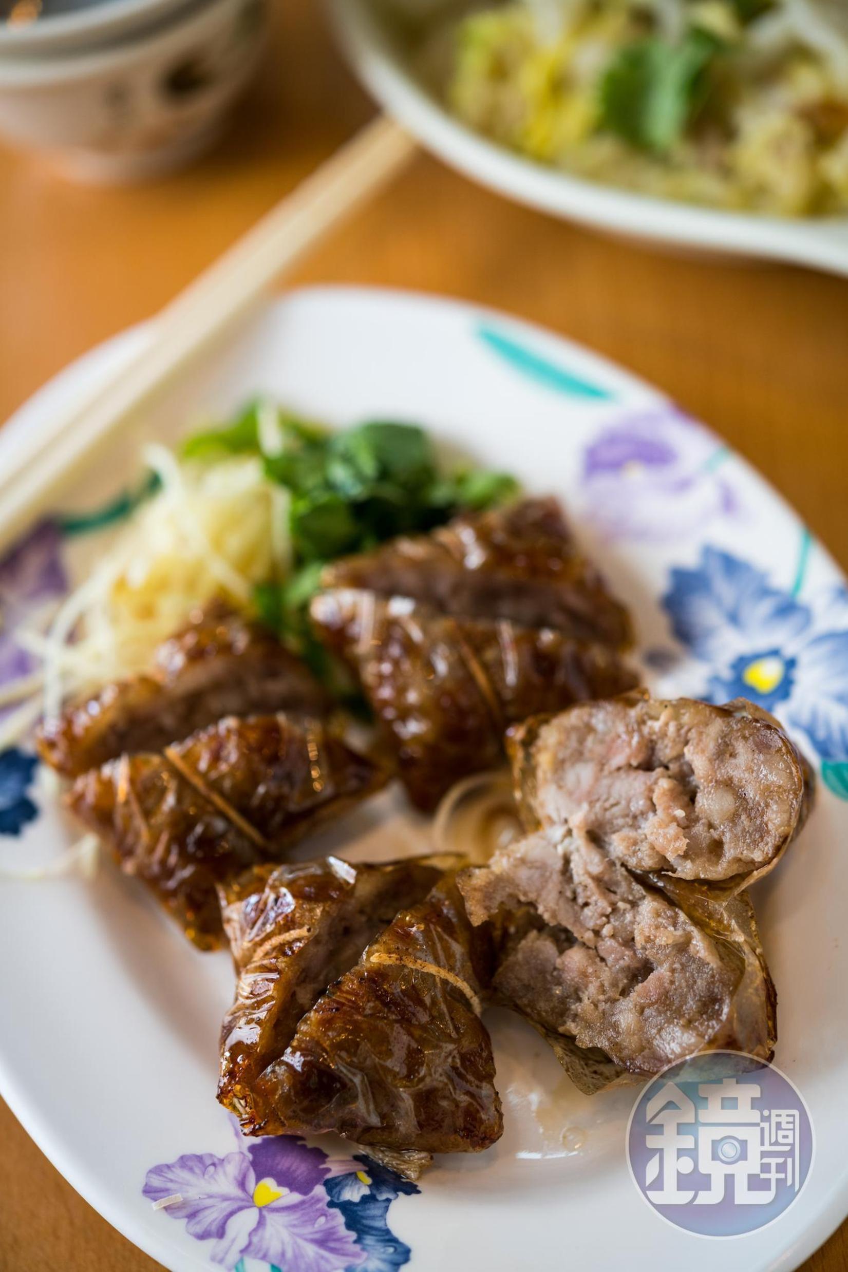 米紙包覆酥炸的「玻璃排骨」是自創手路菜，有南部藥膳香腸的風味。（100元／份）