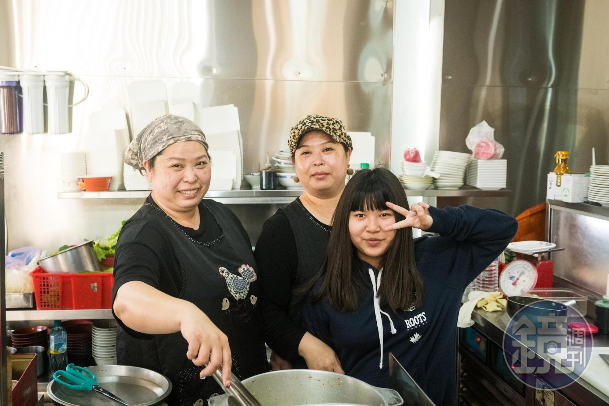 店名取自於這對雙胞胎姊妹花，全家老小都在店頭幫忙。