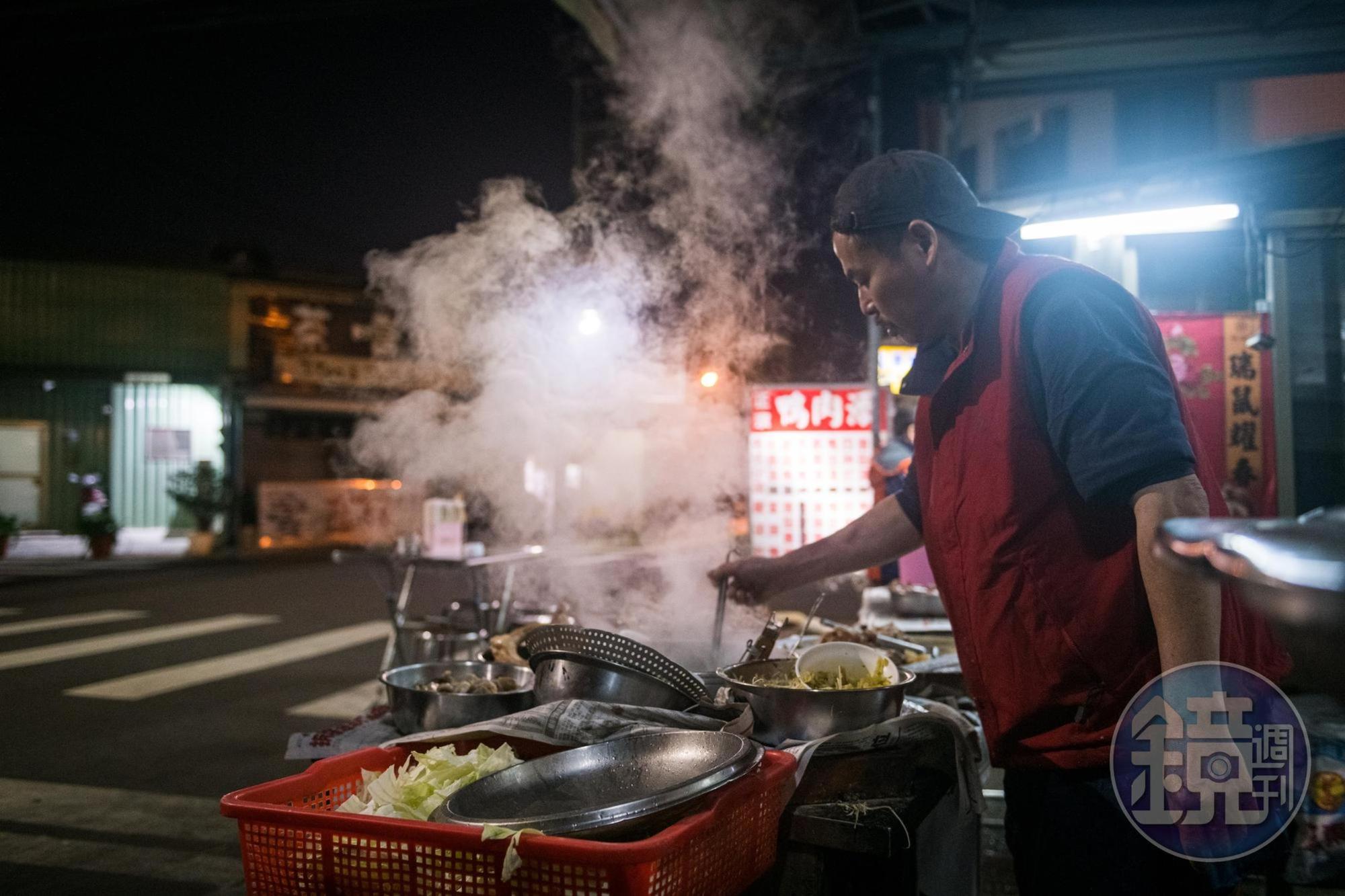 「正宗鴨肉添」老闆站在露天的切料台前燙料斬肉。