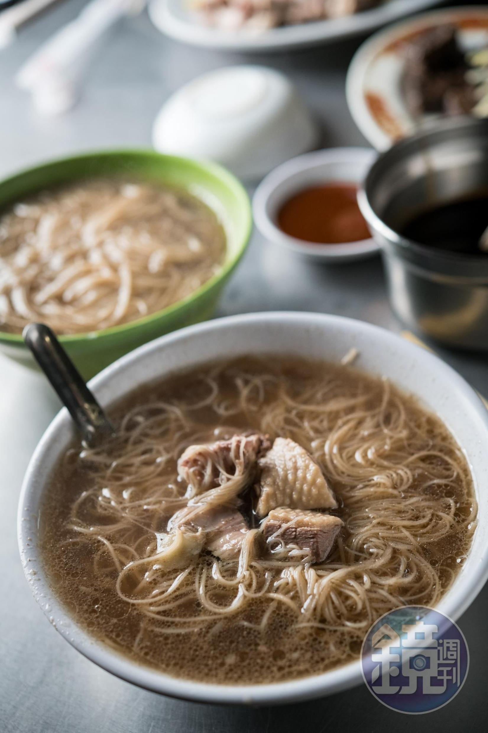 「鴨肉麵線」的當歸湯頭清甜，麵線柔中帶韌。（70元／碗）