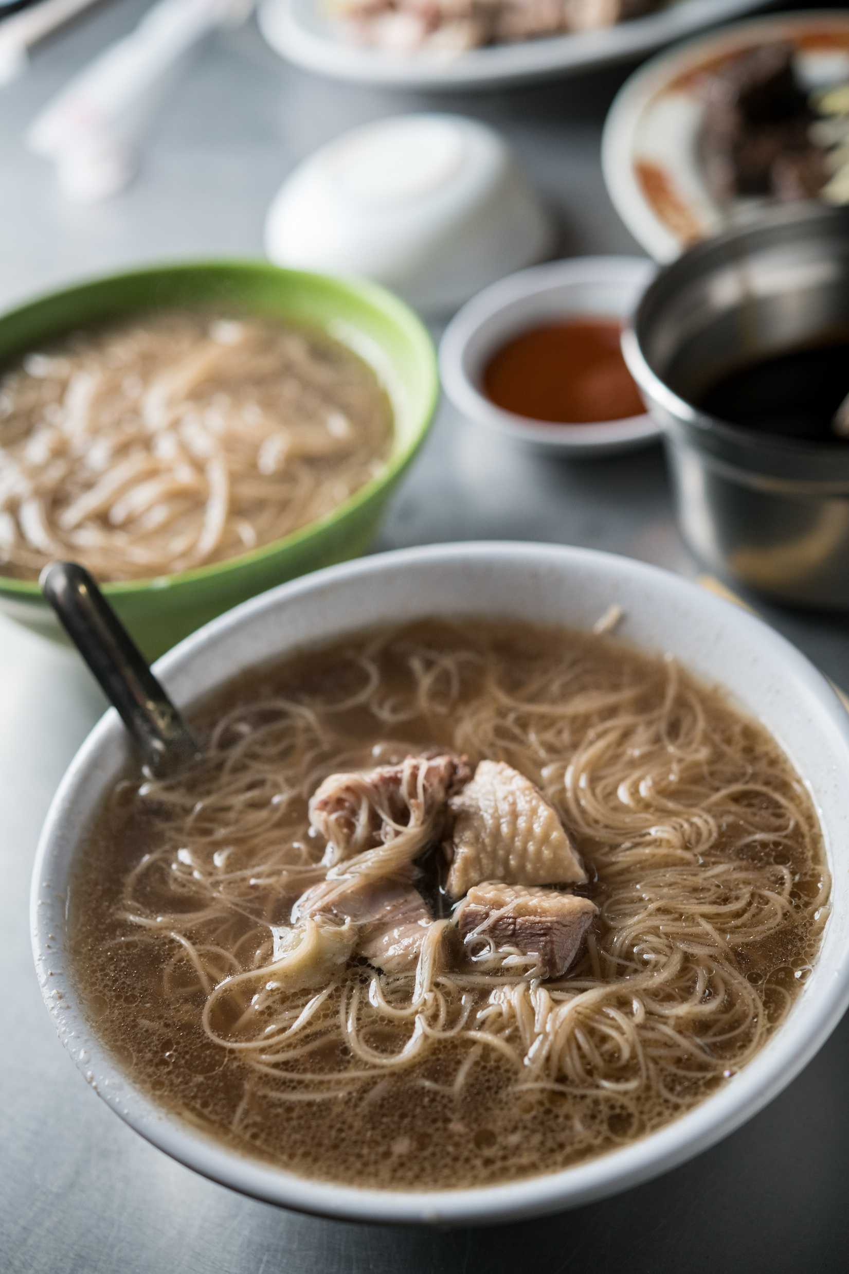 「鴨肉麵線」的當歸湯頭清甜，麵線柔中帶韌。（70元／碗）