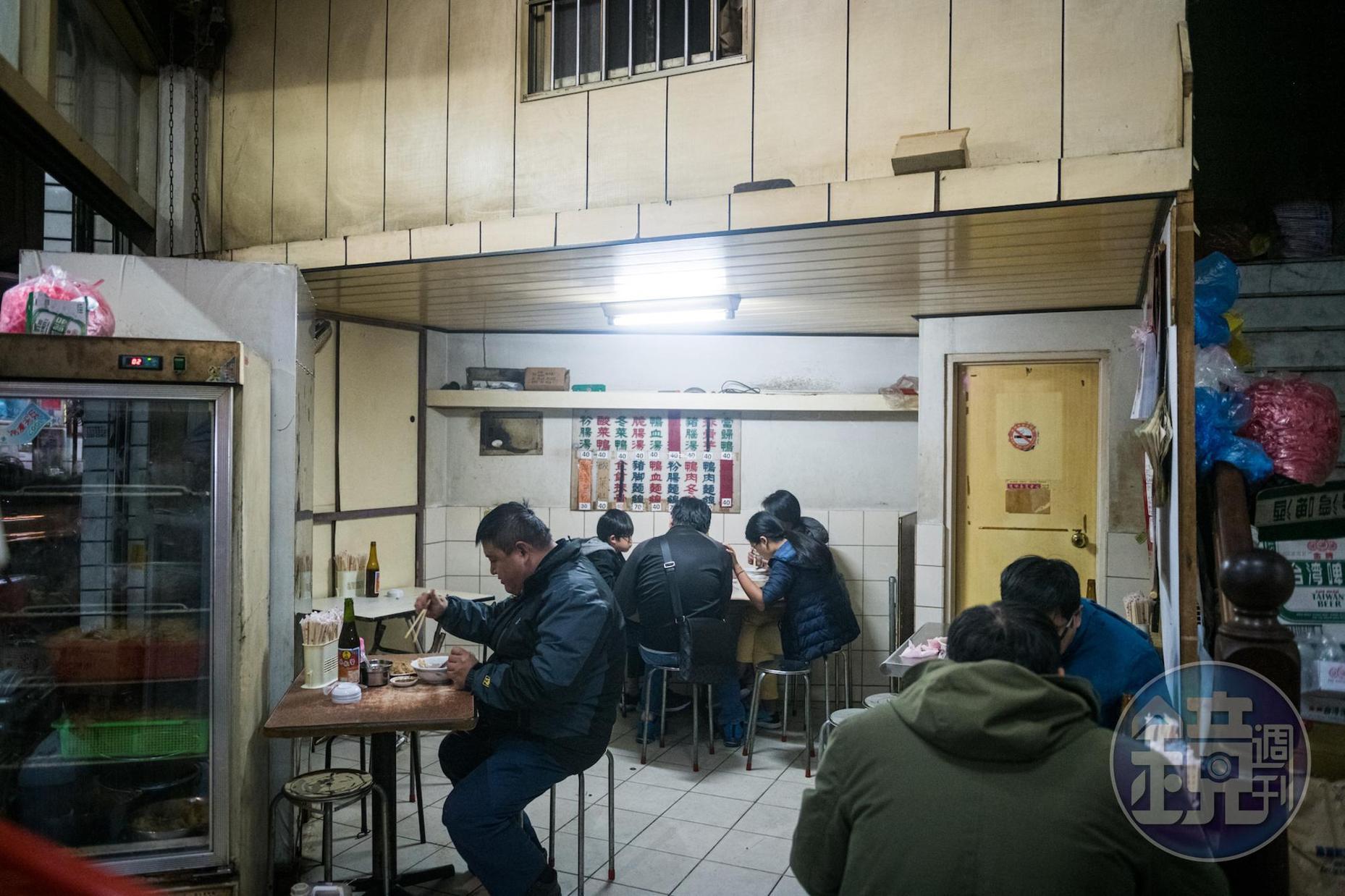 「鴨肉添」屹立沙鹿60多年，有歷史感的老舊店面依然絡繹不絕。