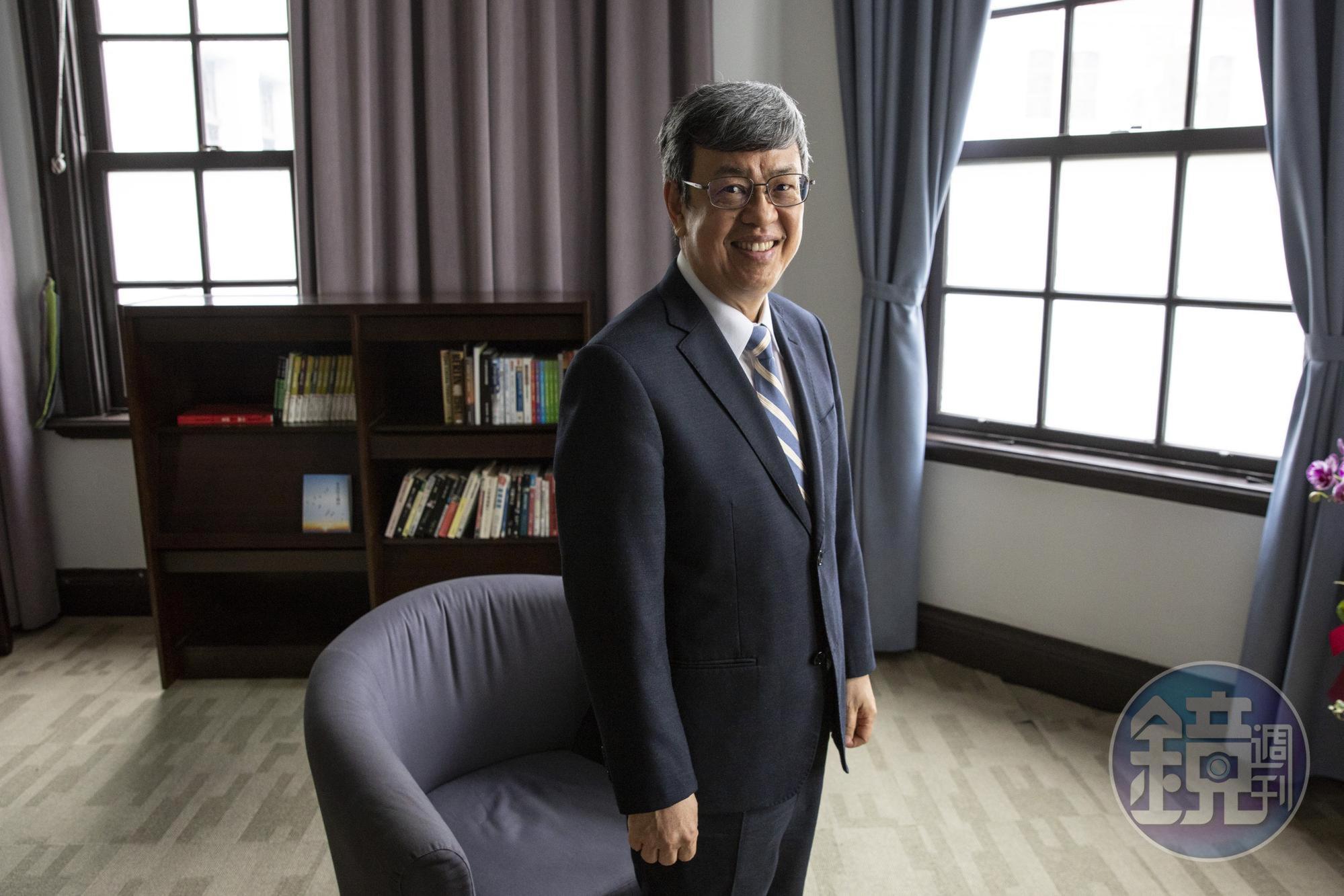雖是副總統，陳建仁受訪時卻像個好學生般有問必答，擺拍時也仍有些不自在。
