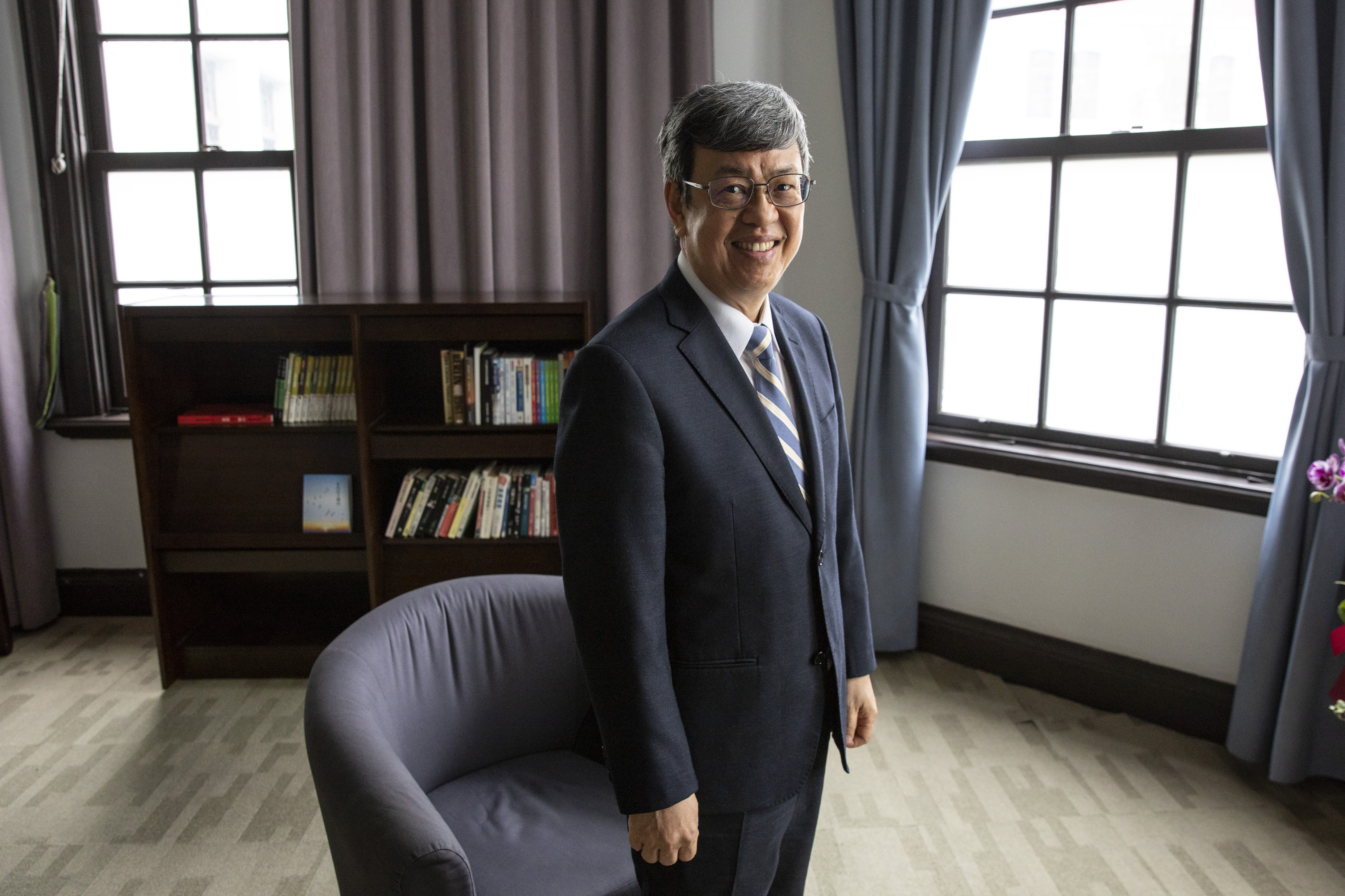 雖是副總統,陳建仁受訪時卻像個好學生般有問必答,擺拍時也仍有些不自在。