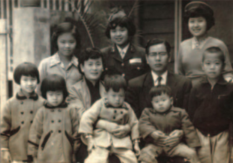 陳建仁兒時全家福。圖中母親手中所抱的幼兒即陳建仁。（總統府提供）