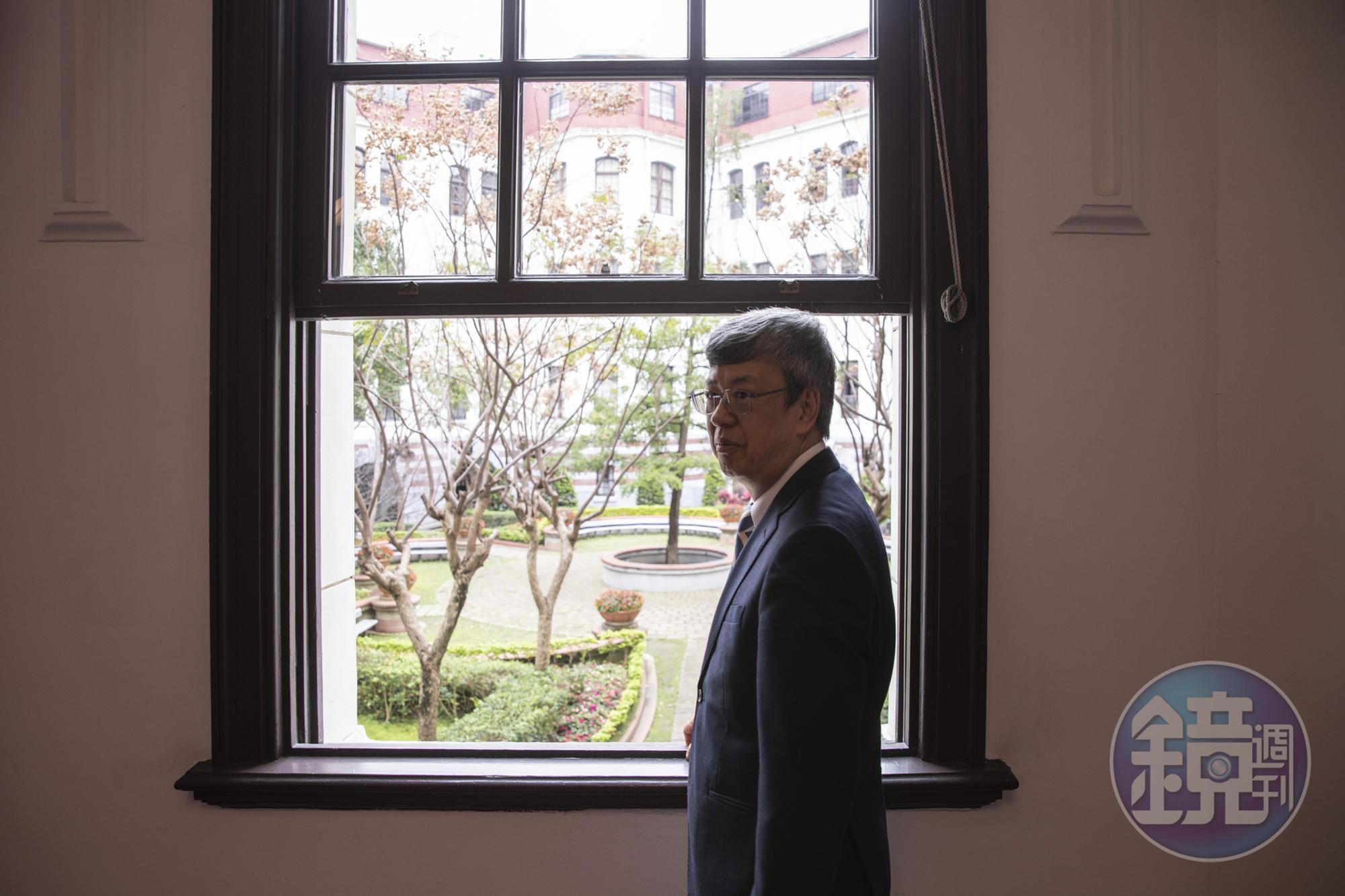 看著窗外總統府中庭的欒樹，陳建仁有感而發說，此刻正是欒樹結果實之時。