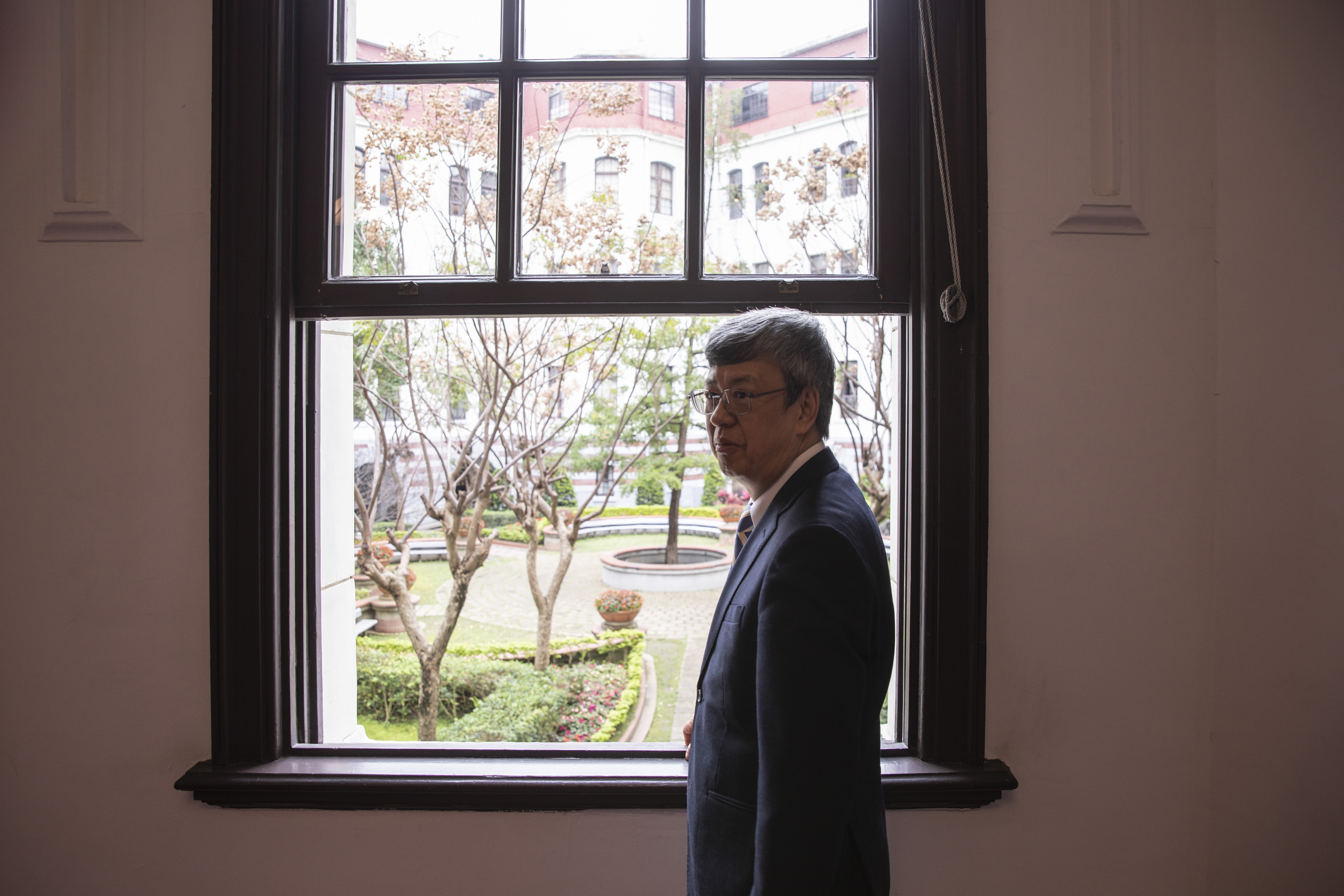 看著窗外總統府中庭的欒樹，陳建仁有感而發說，此刻正是欒樹結果實之時。